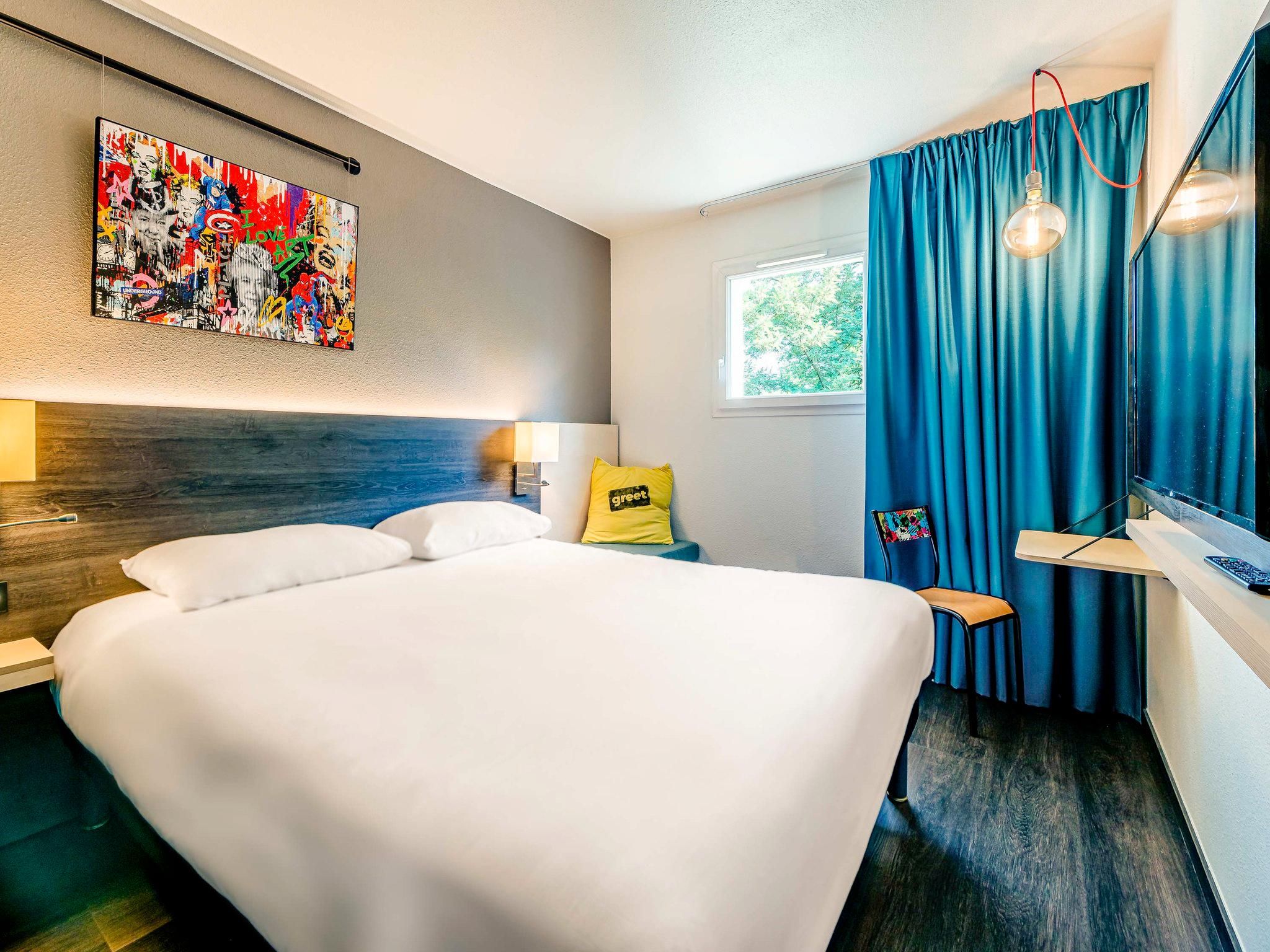 POP room with double bed