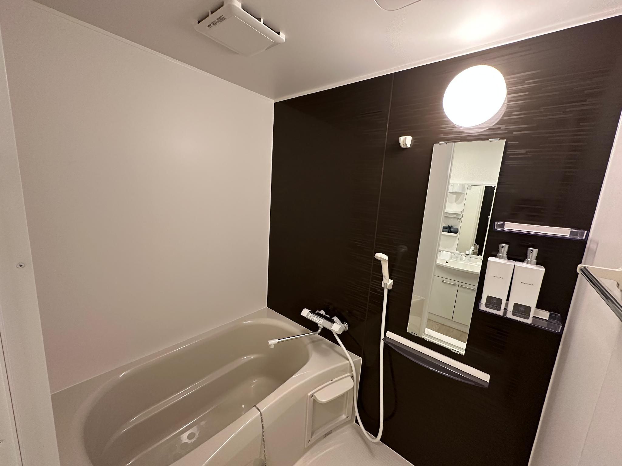 2 Bedroom Apartment with Bathtub