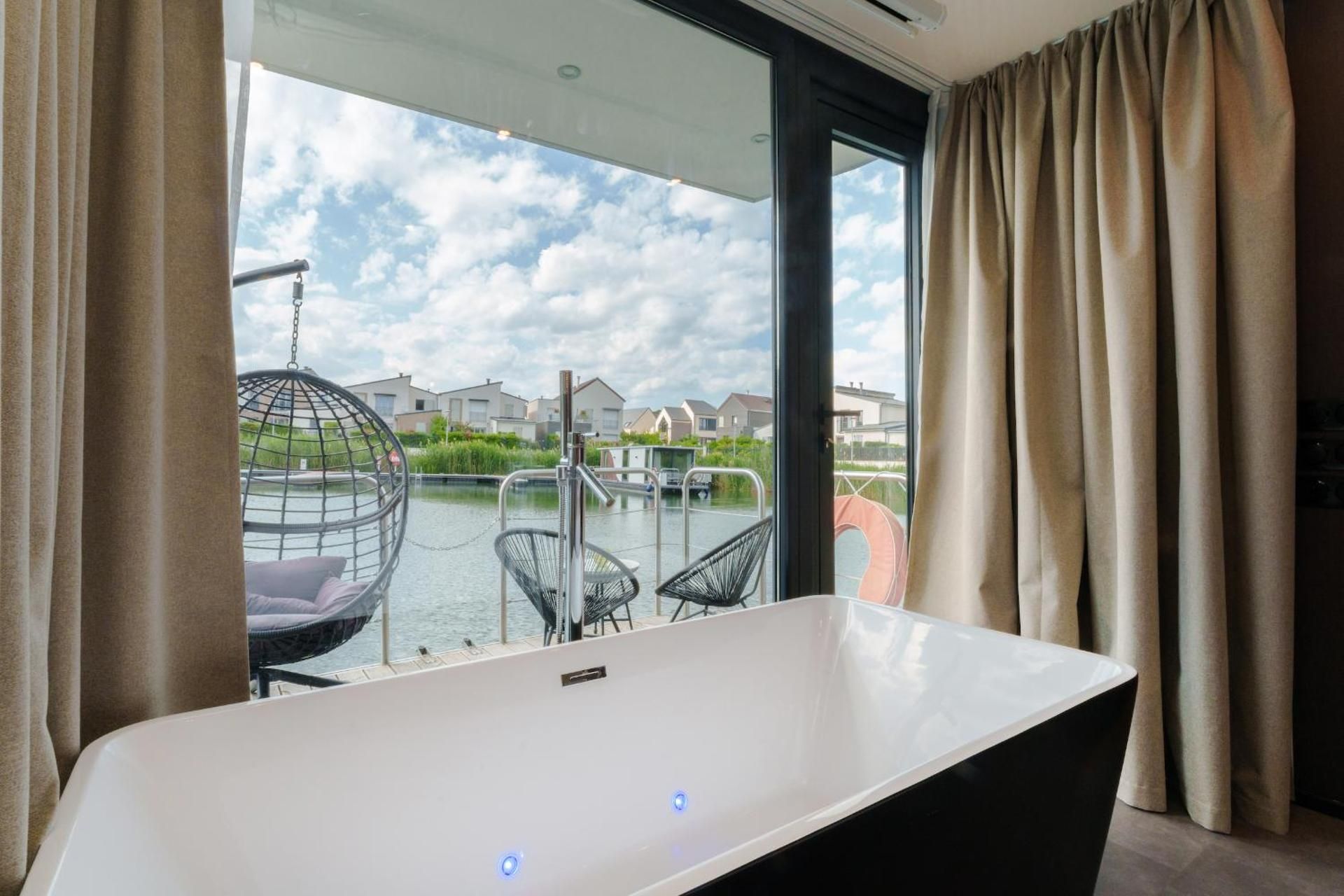 Floating Suite King-Size Bed – Spa Bath and Private Sauna 