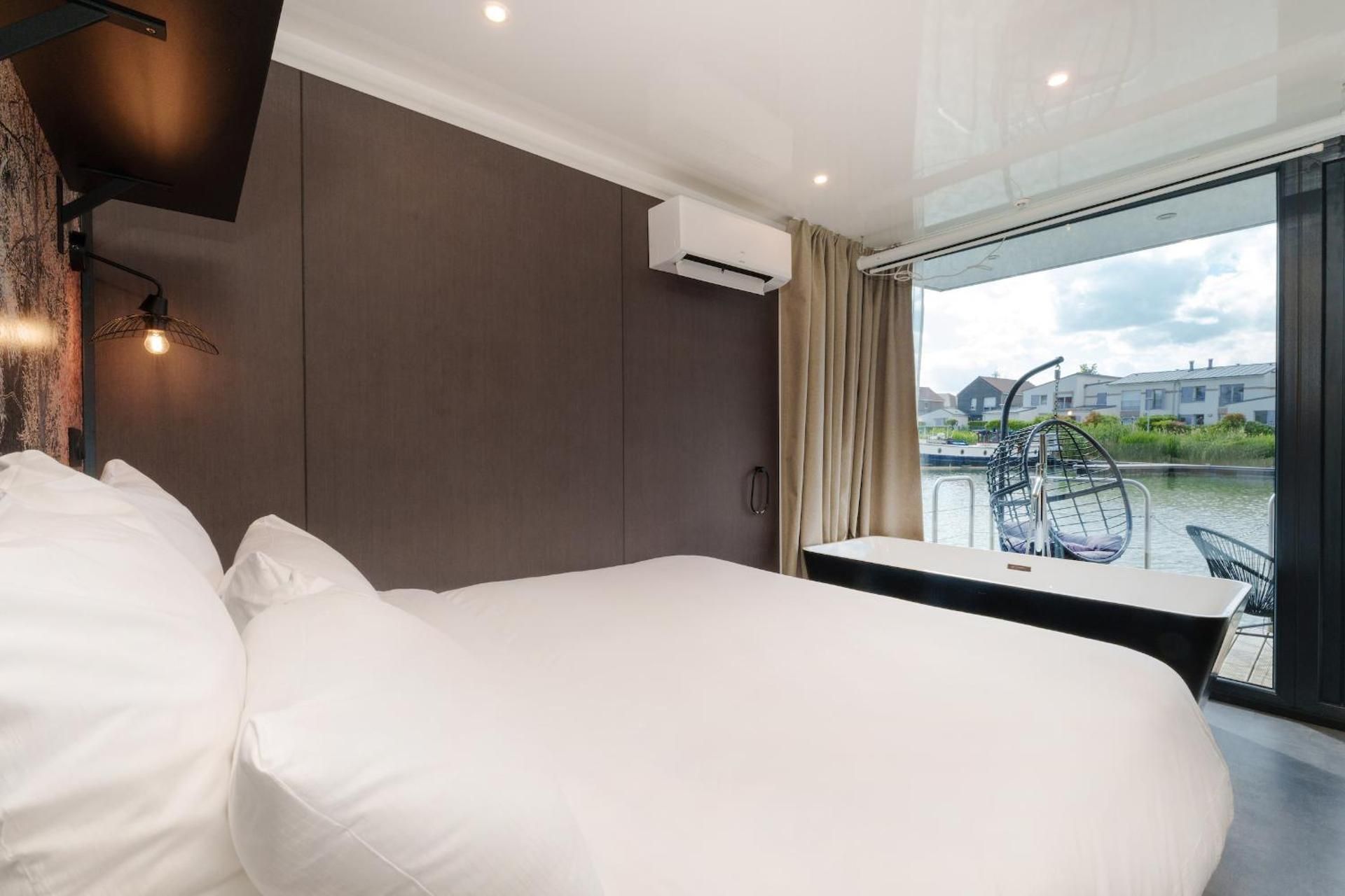 Floating Suite King-Size Bed – Spa Bath and Private Sauna 