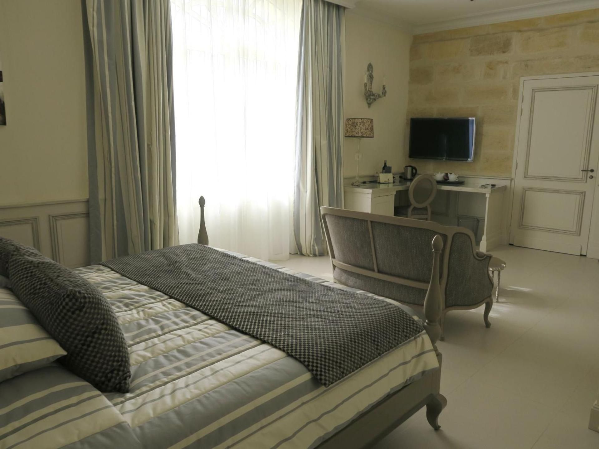 Château la Rose Perriere Deluxe Double Room