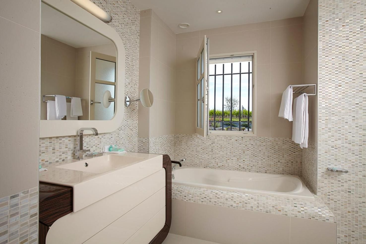 Château la Rose Perriere Deluxe Double Room 2