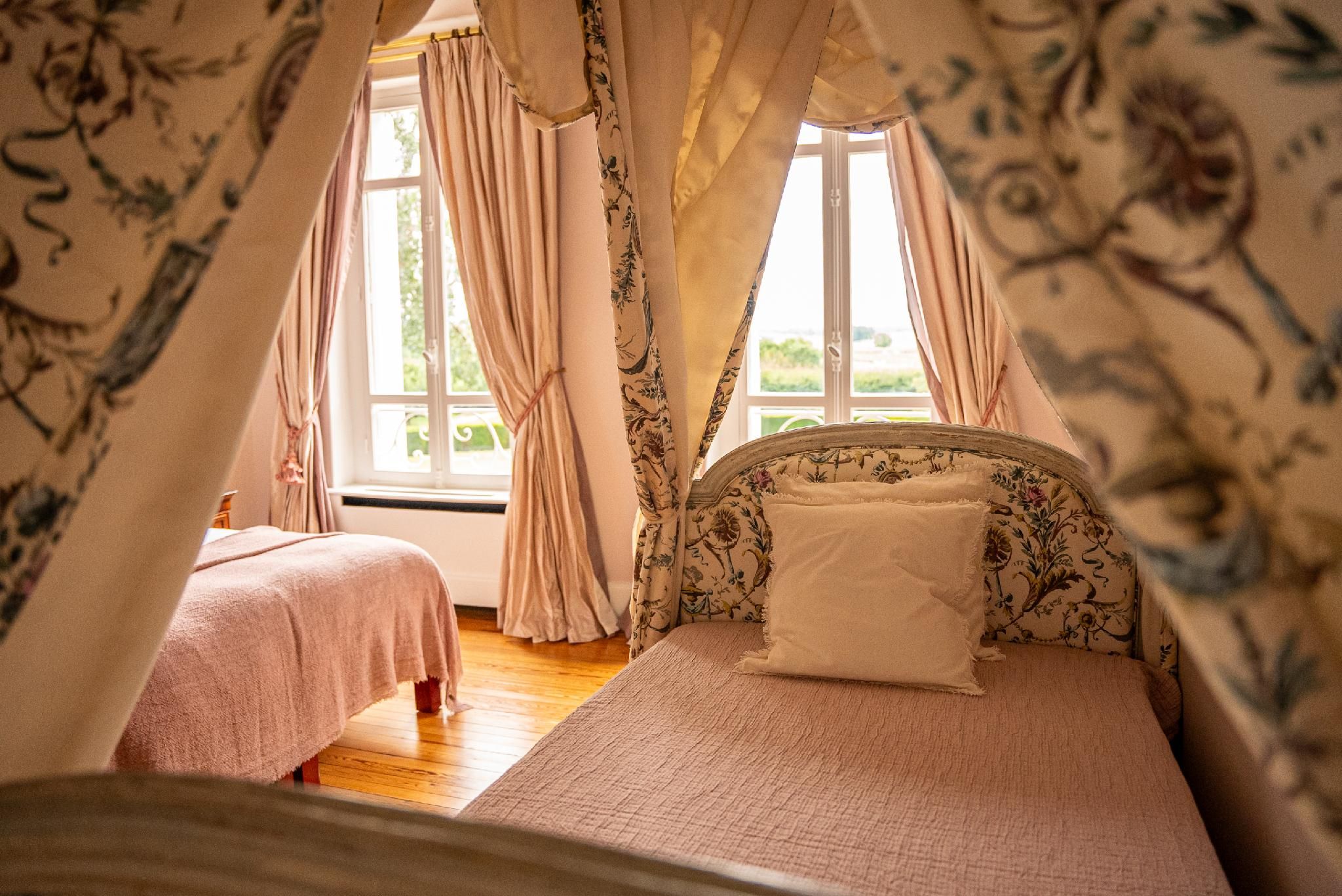 Chambre d'hôtes Château de Lussac Chambre au Château 2-Double-de Luxe-Salle d'eau-Vue sur Jardin 2