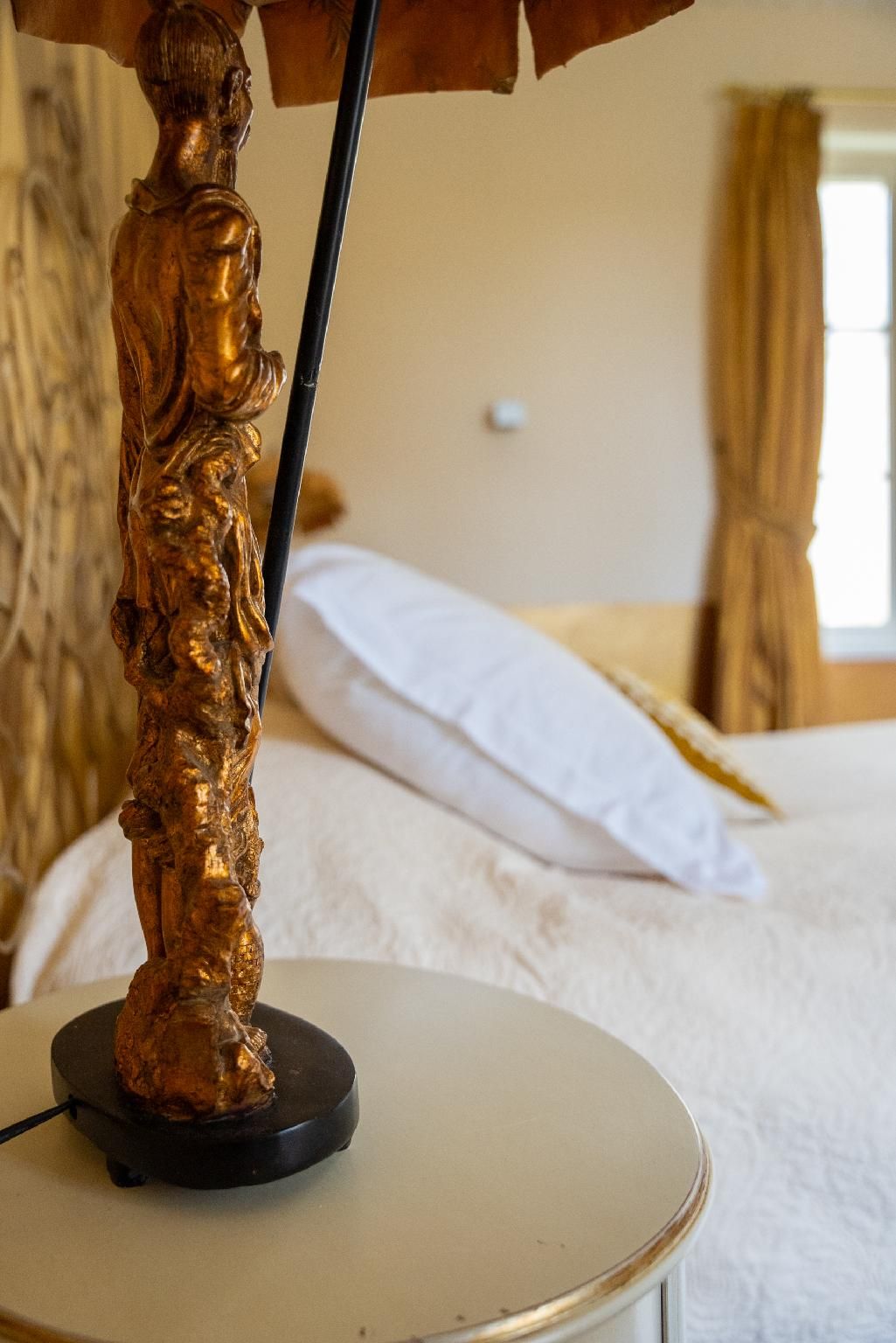 Chambre d'hôtes Château de Lussac Chambre cour d'honneur-Double-de Luxe-Salle de bain et douche-Vue sur la cour 3