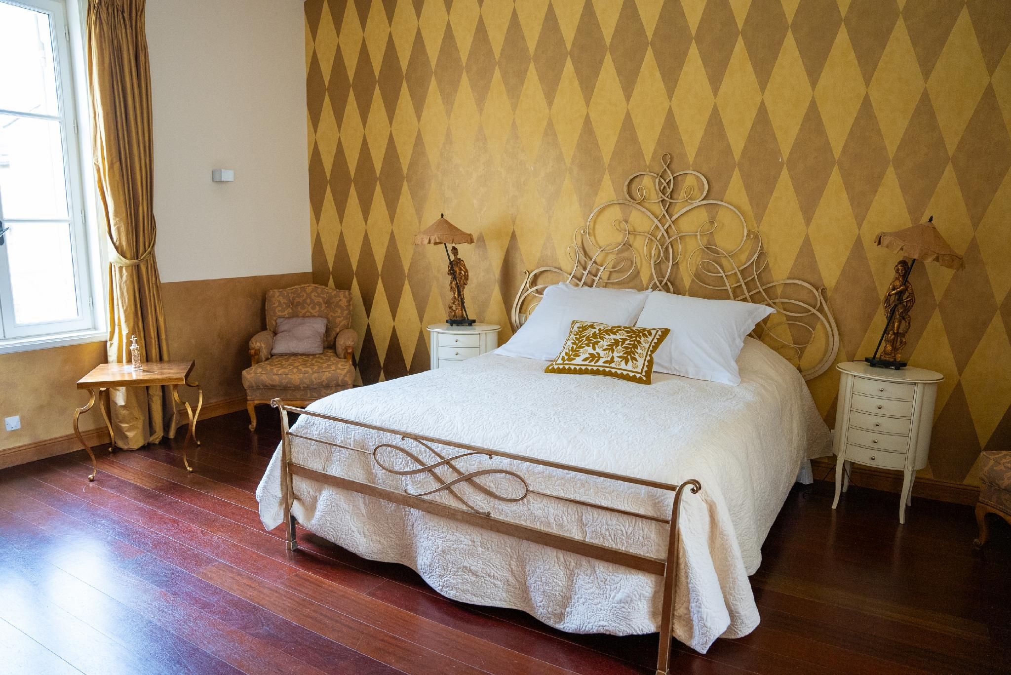 Chambre d'hôtes Château de Lussac Chambre cour d'honneur-Double-de Luxe-Salle de bain et douche-Vue sur la cour