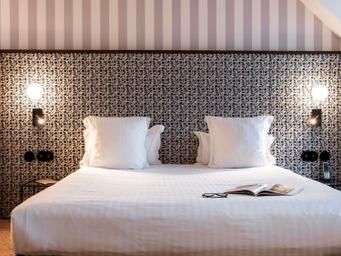 Mercure Maintenon Standard Suite With 1 Double Bed And Sofa