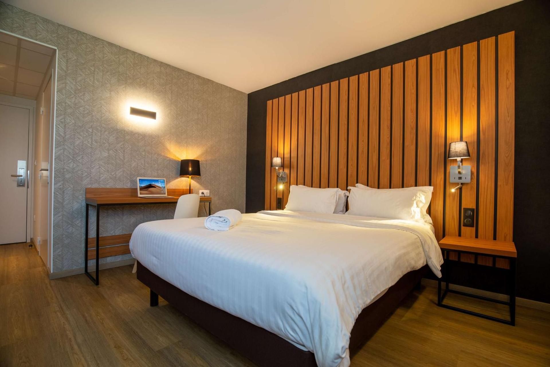 Comfort King Room with Shower - Non-Smoking