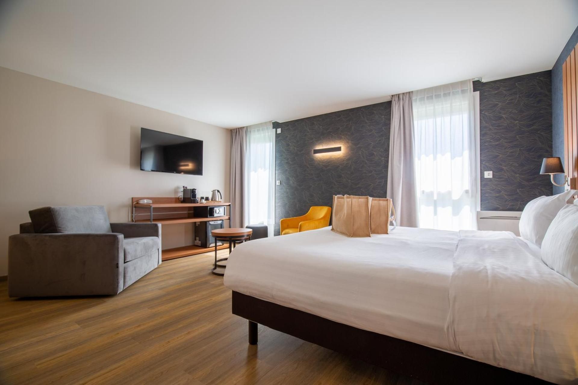 Junior King Suite with Sofa Bed, Bay View and Free Spa Access - Non-Smoking