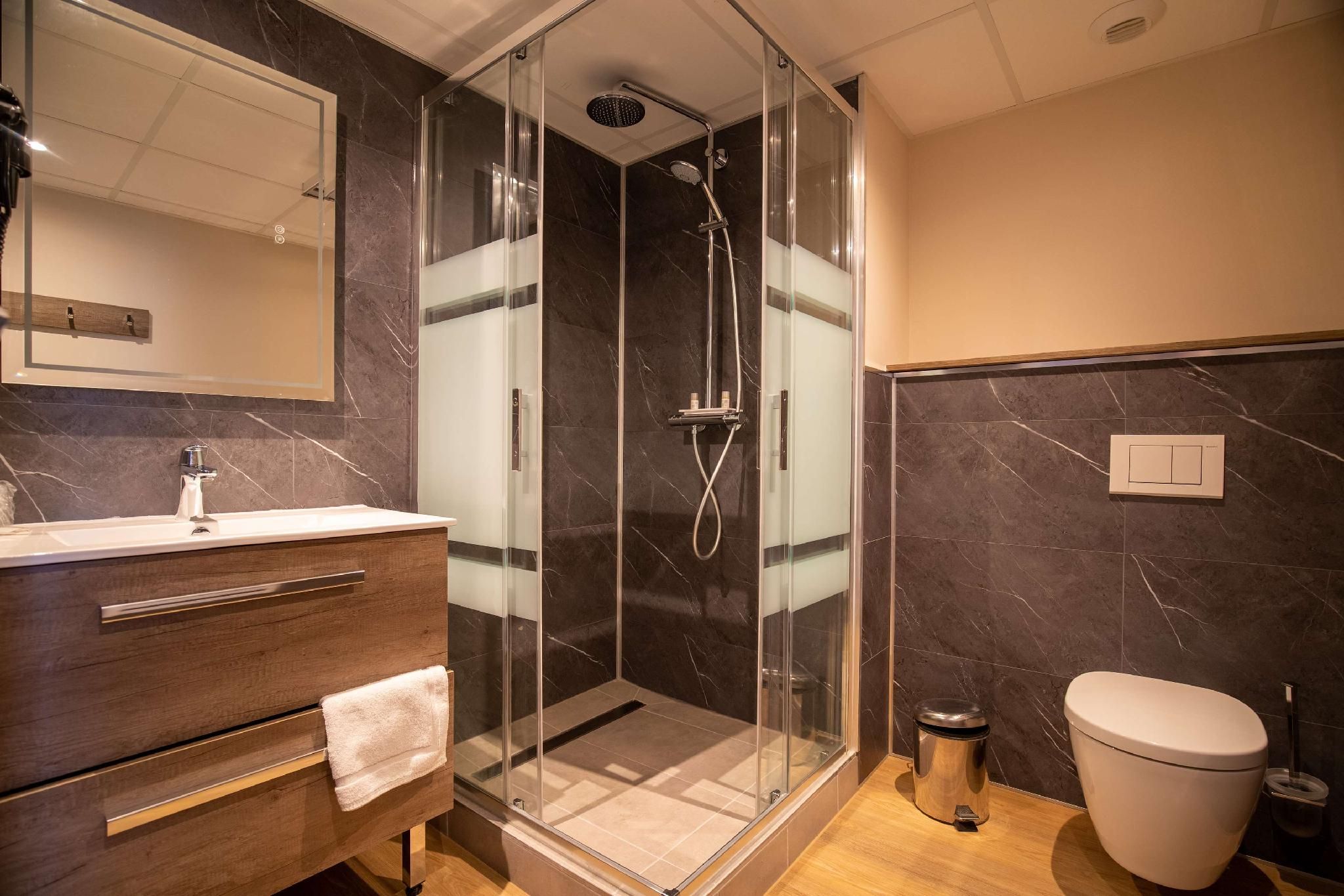 Best Western Cote des Sables Plouescat 1 King Bed, Nonsmoking, Junior Suite, Sofabed, Bayview 2