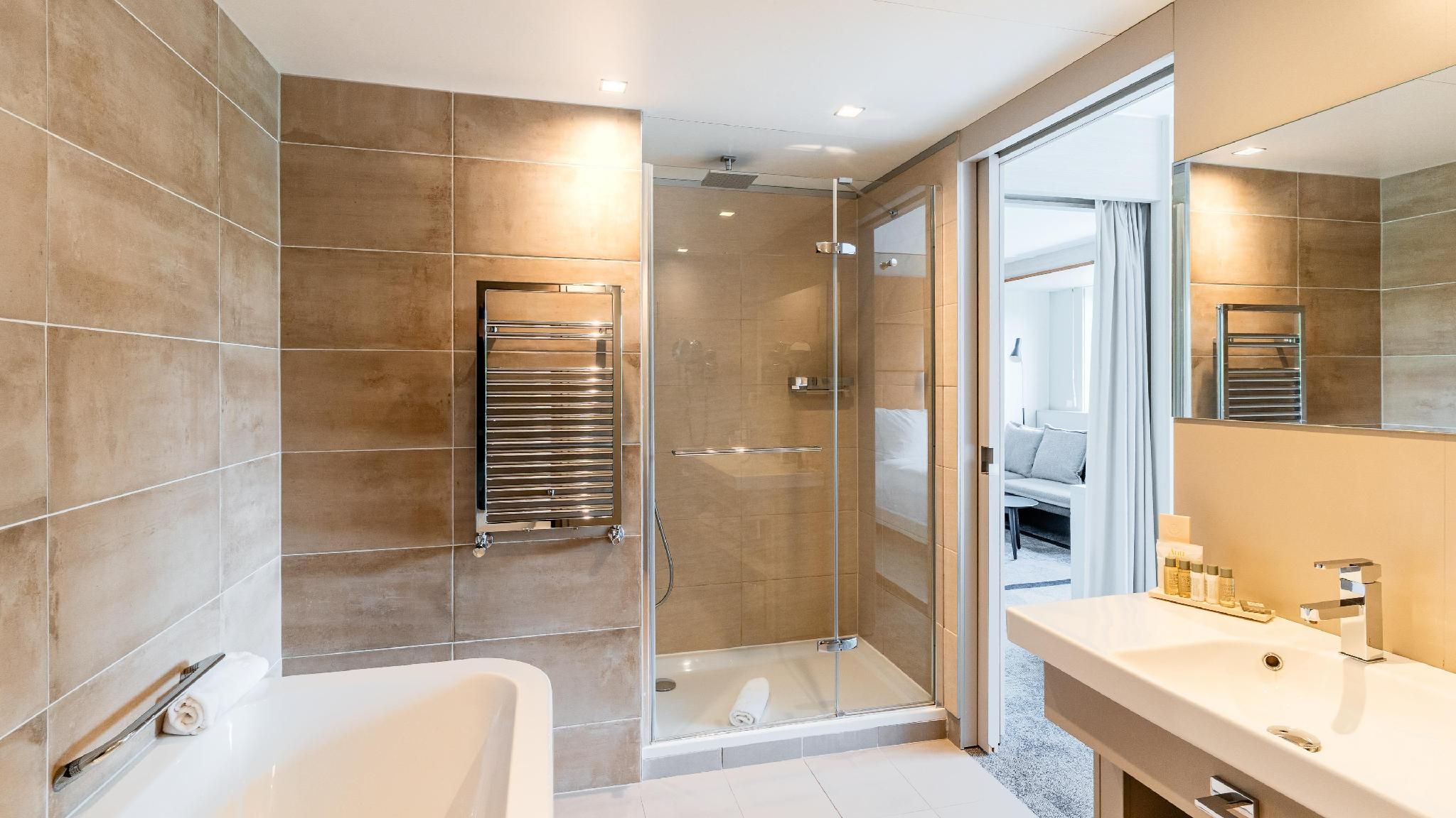 2 Bedrooms Suite - 1 King Bed 2 Single Beds