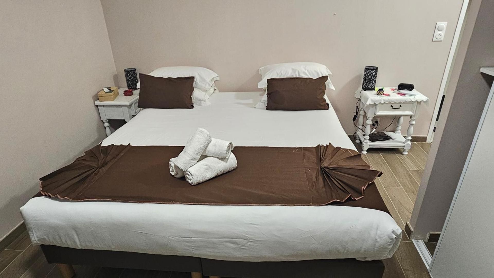 Deluxe Room (2 Adults + 1 Child)