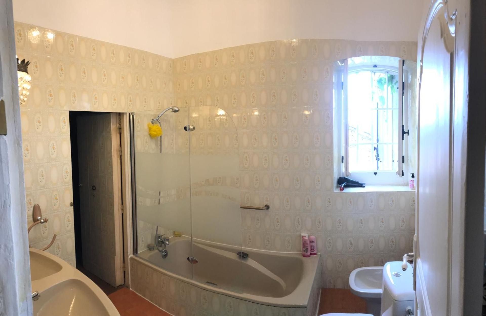 Apartment With Shared Bathroom