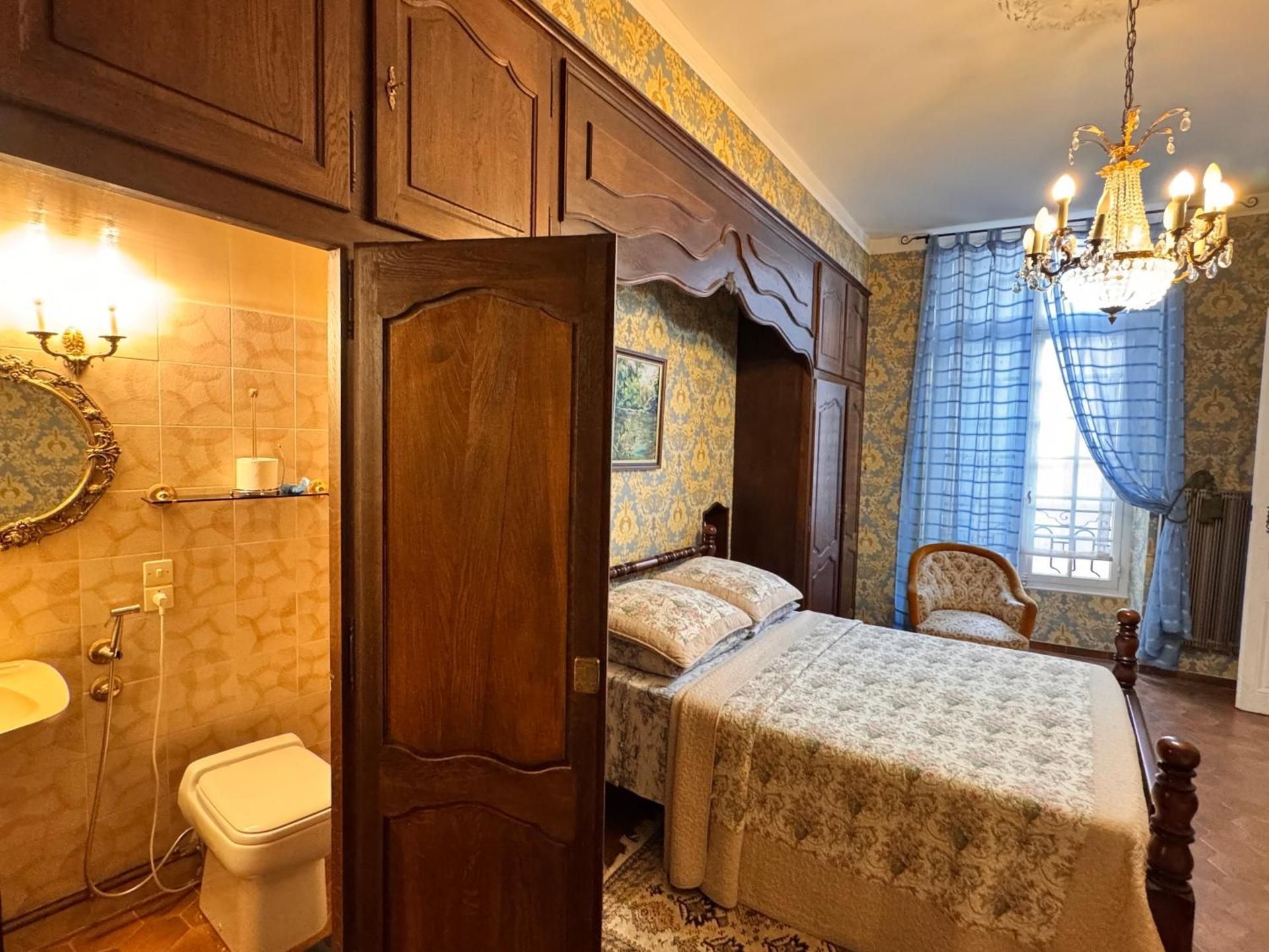 Apartment With Shared Bathroom