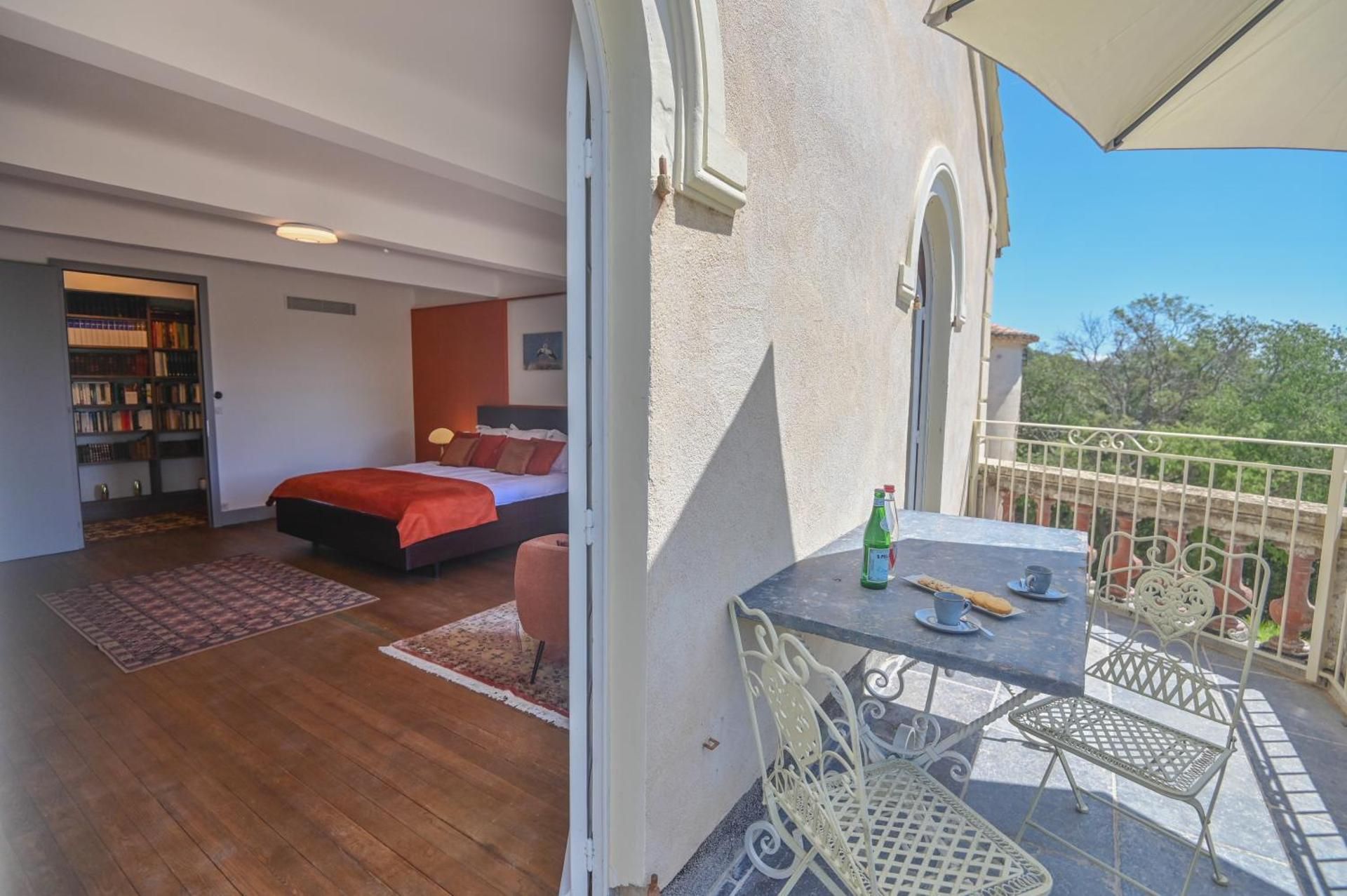 Deluxe Queen Suite