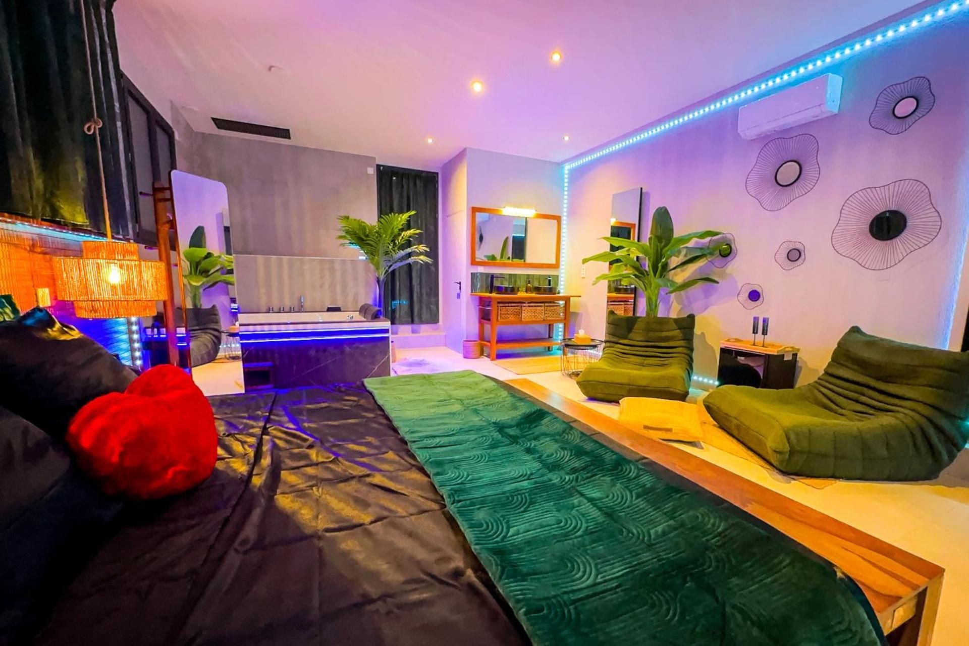 SERENITY Suite - Love room King Suite with Spa Bath