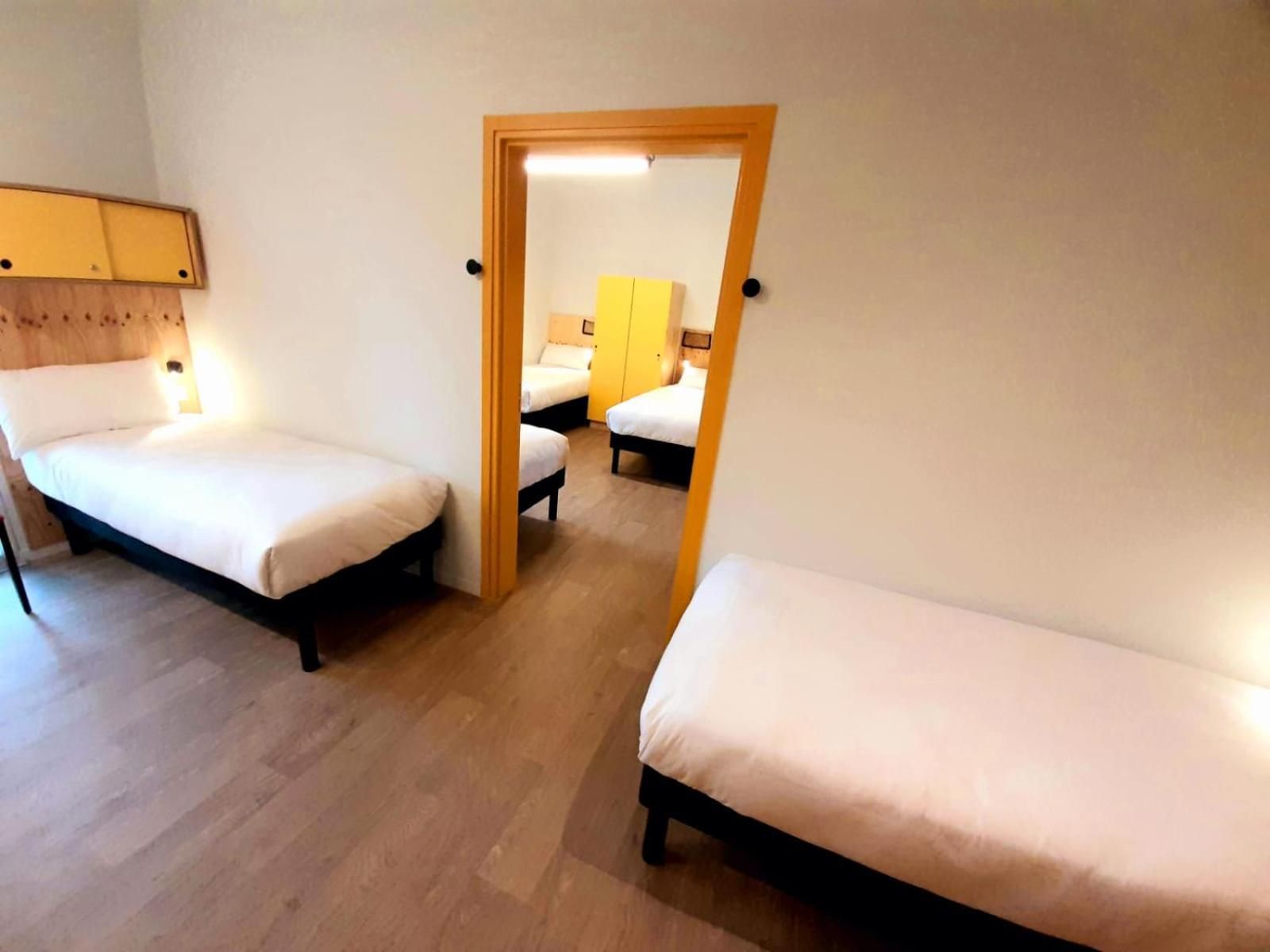 Bedroom with 4 Single Beds