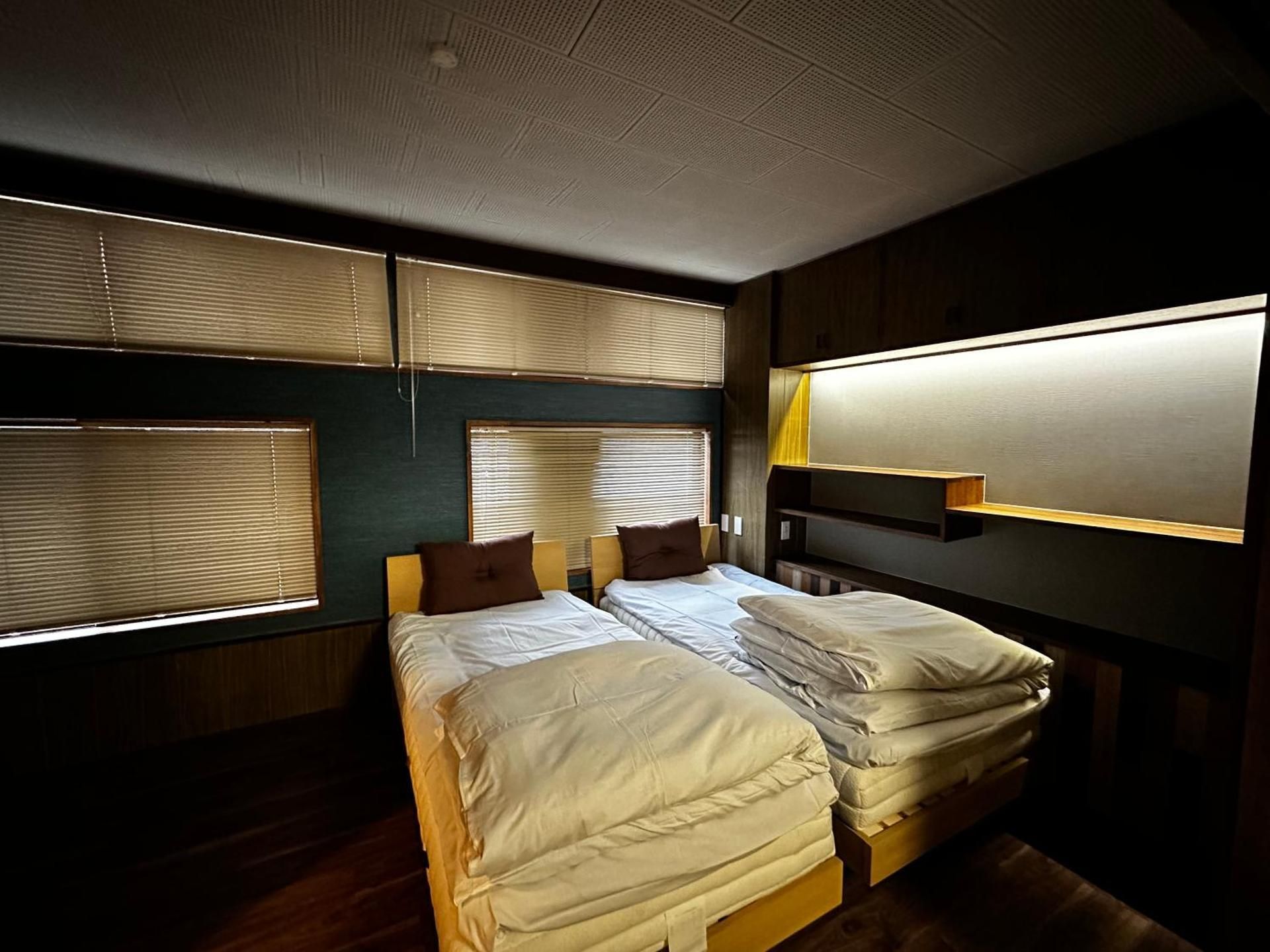 Executive Backpackers Room with Shared Bath and Toilet