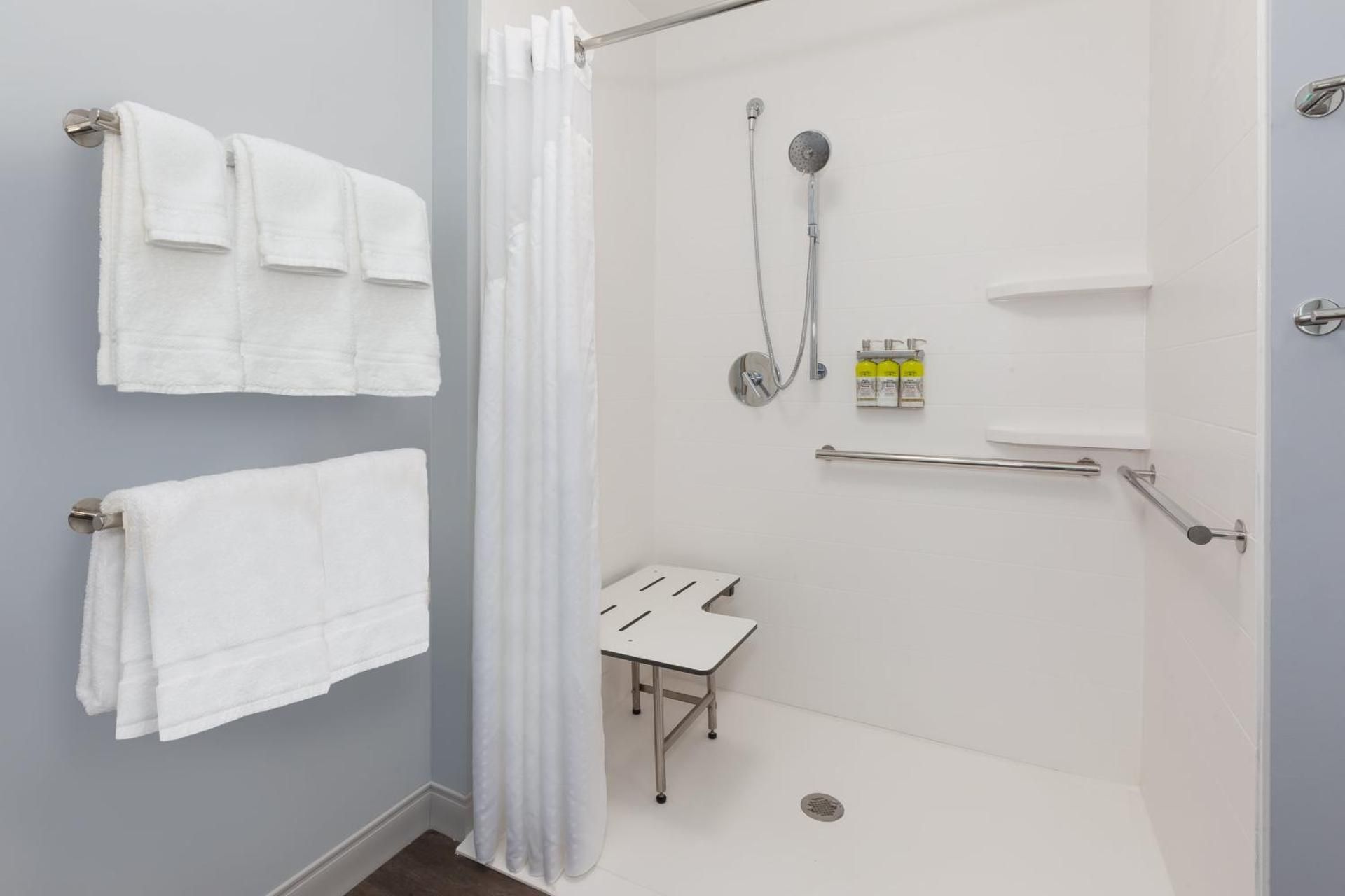 King Room - Mobility Access/Roll in Shower - Non-Smoking