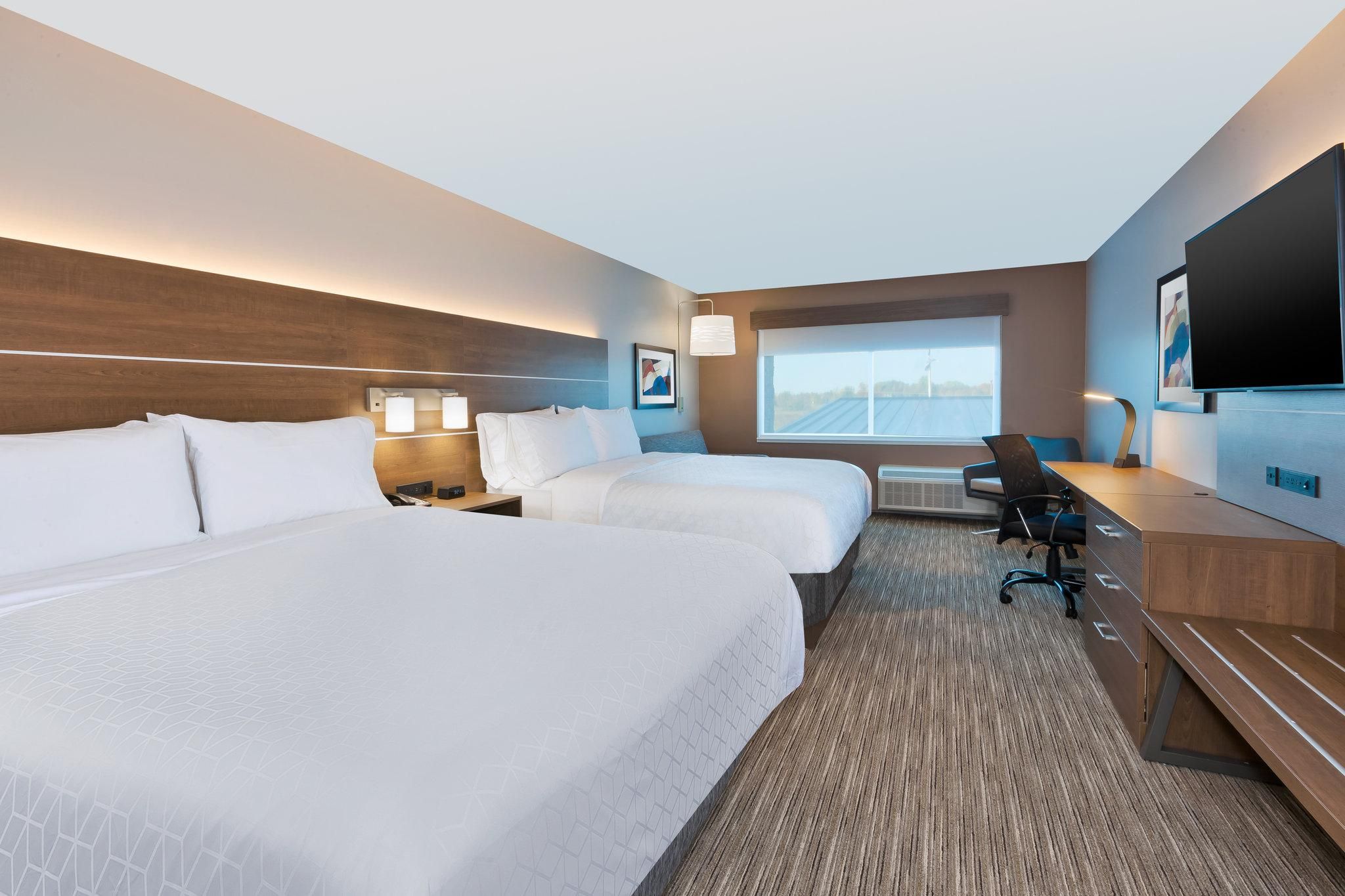 Holiday Inn Express & Suites Cedar Springs – Grand Rapids N By IHG 2 Queen Beds Suite