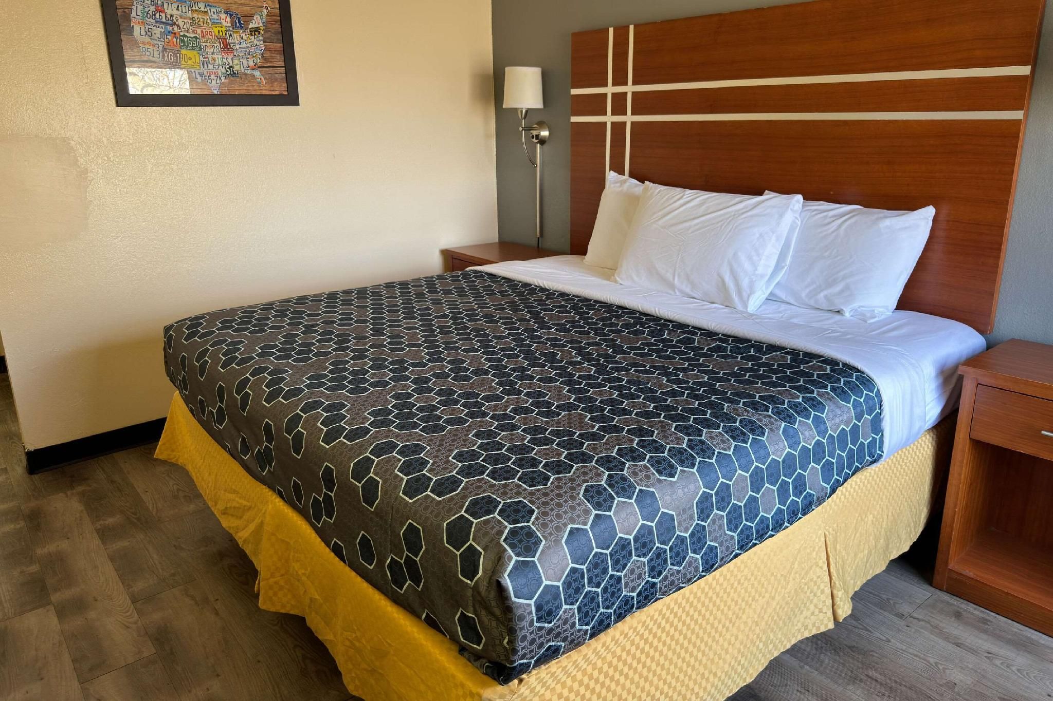 Econo Lodge 1 King Bed, Nonsmoking 2