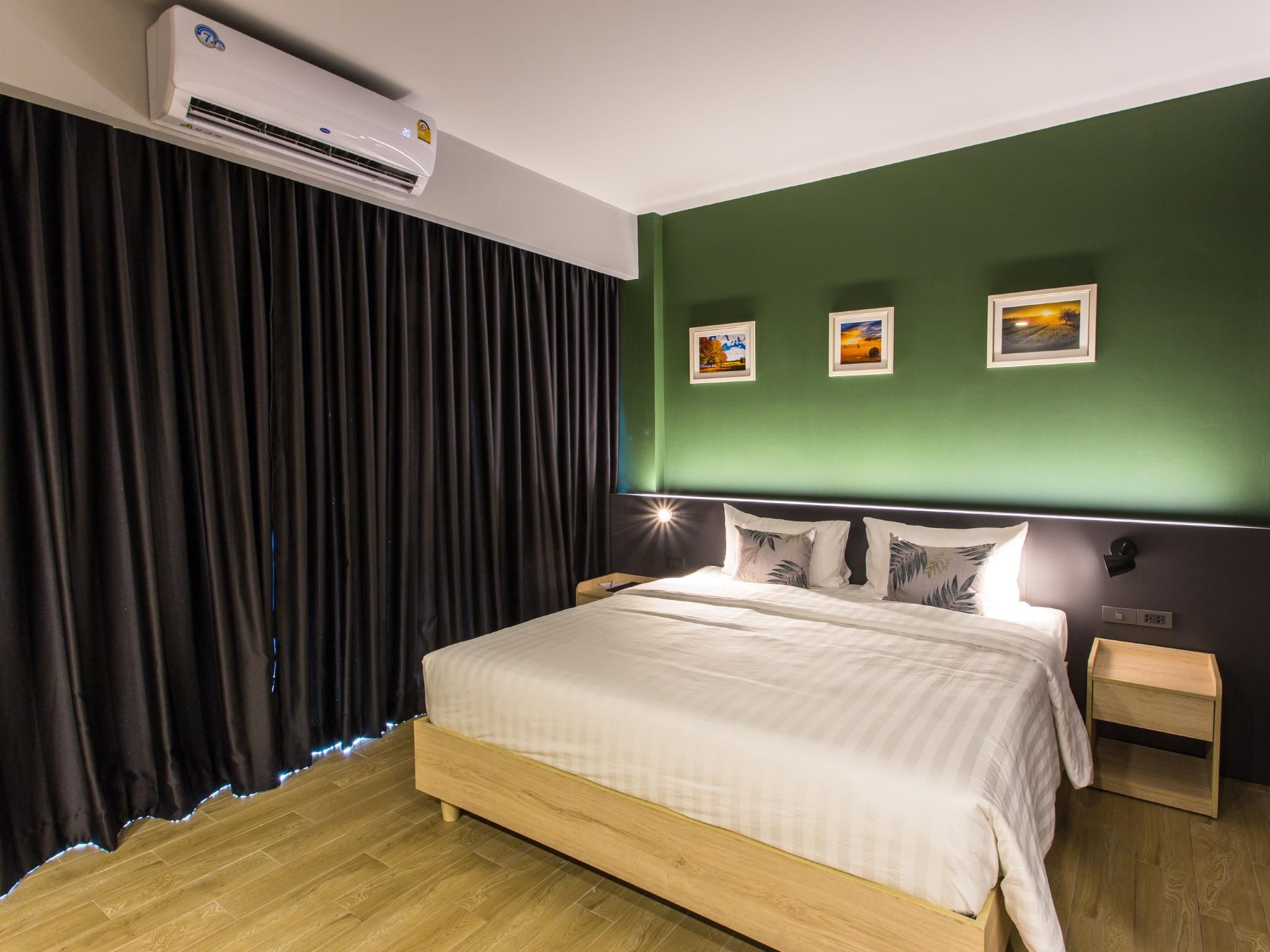 THE EnCony Deluxe King Room 2