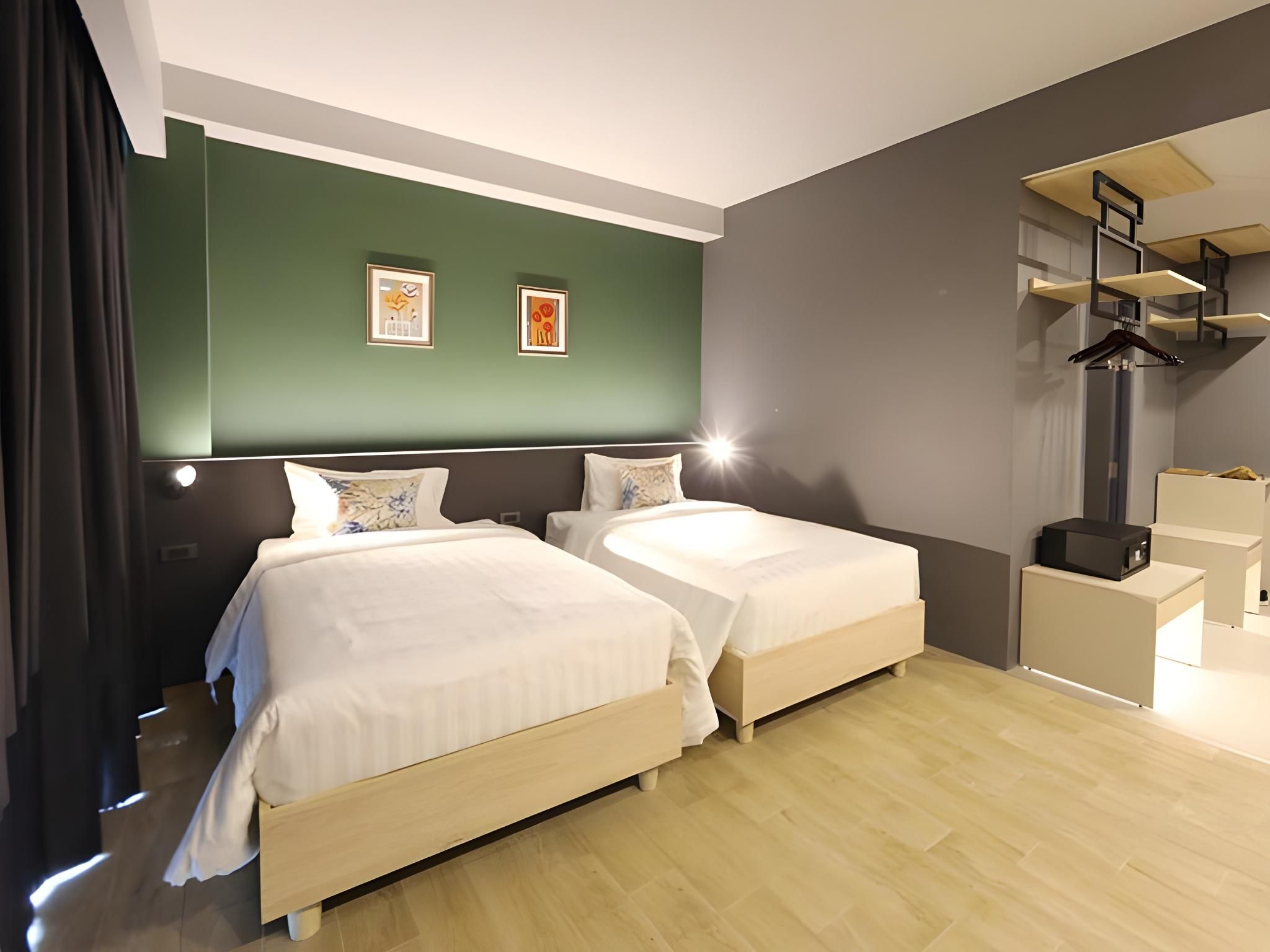 THE EnCony Deluxe Twin Room