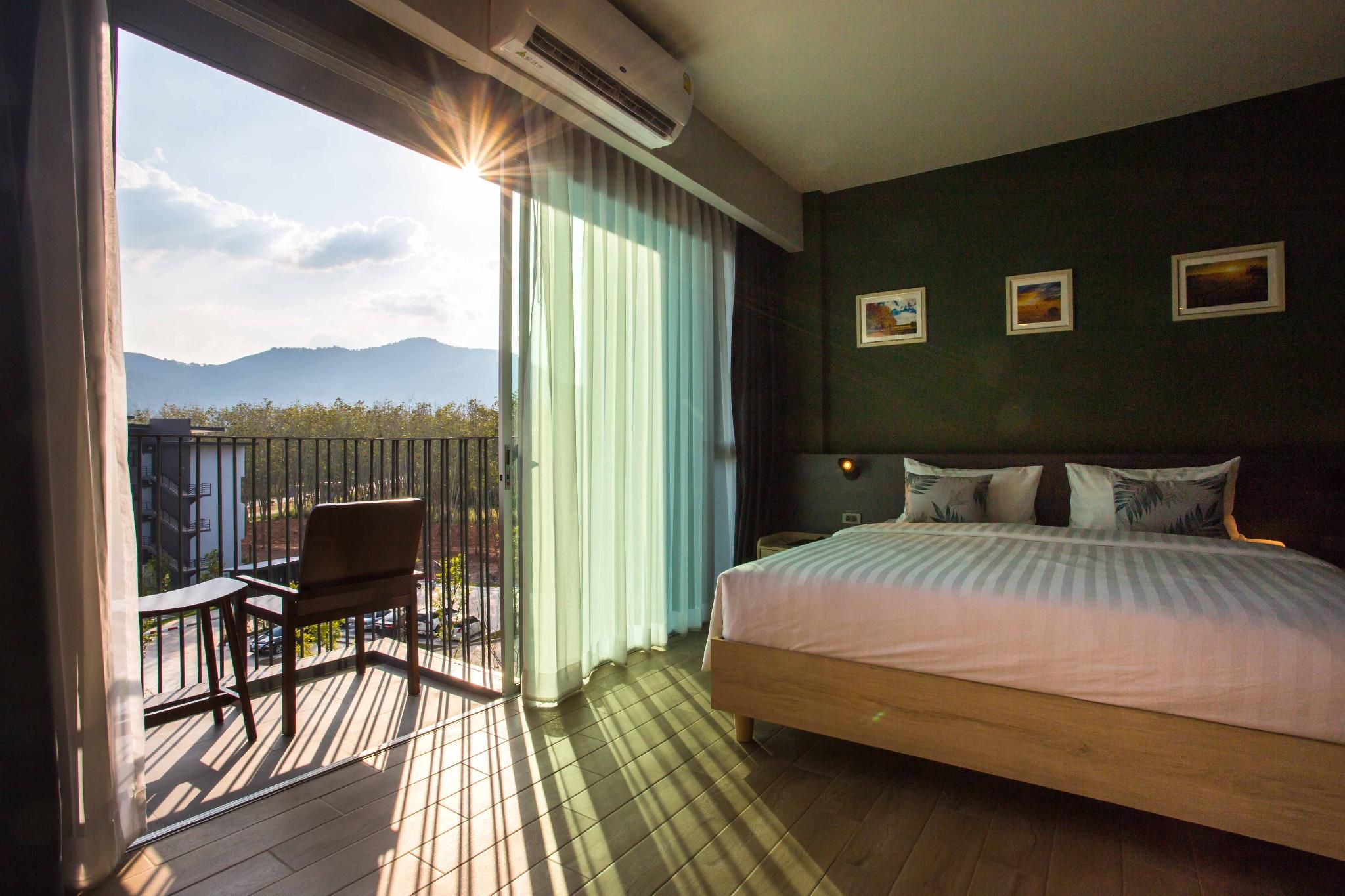 THE EnCony Deluxe King Room