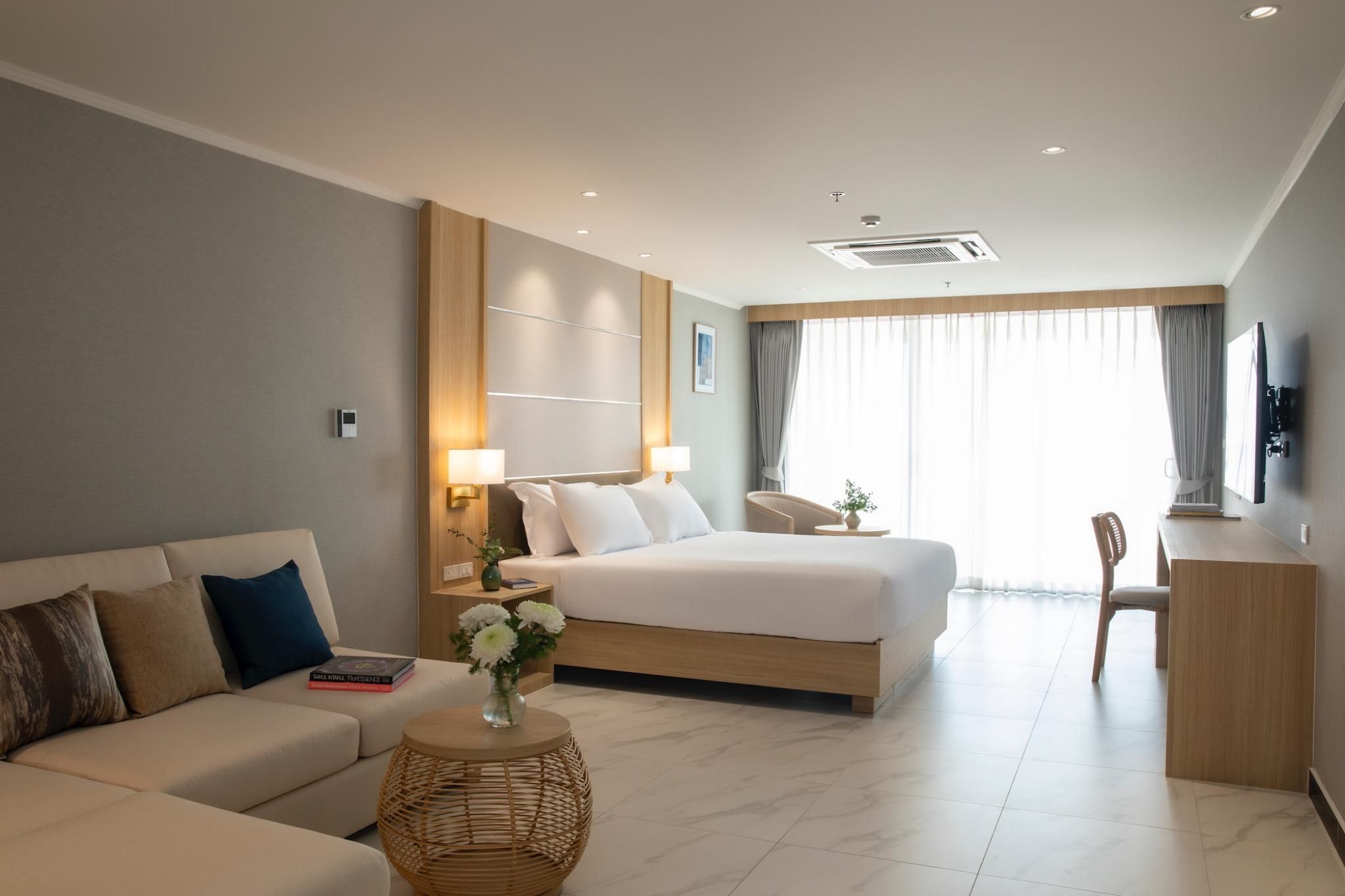 Deluxe with Bathtub