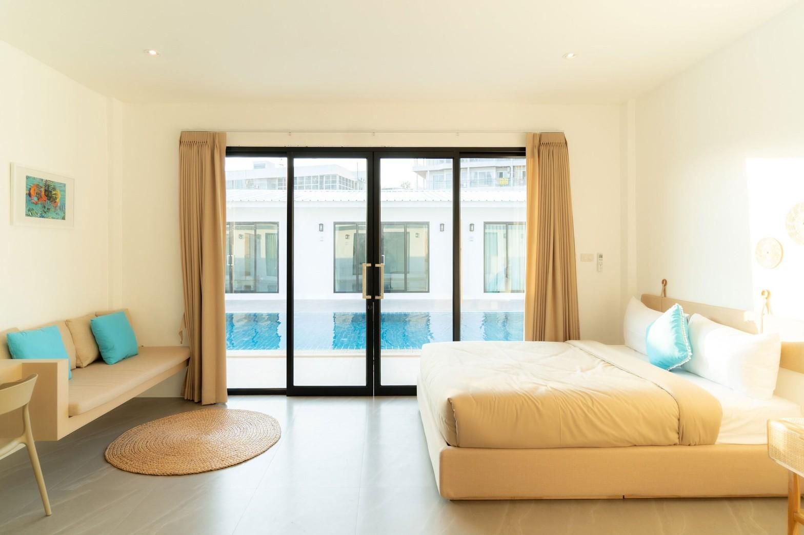 Deluxe Pool Access Room