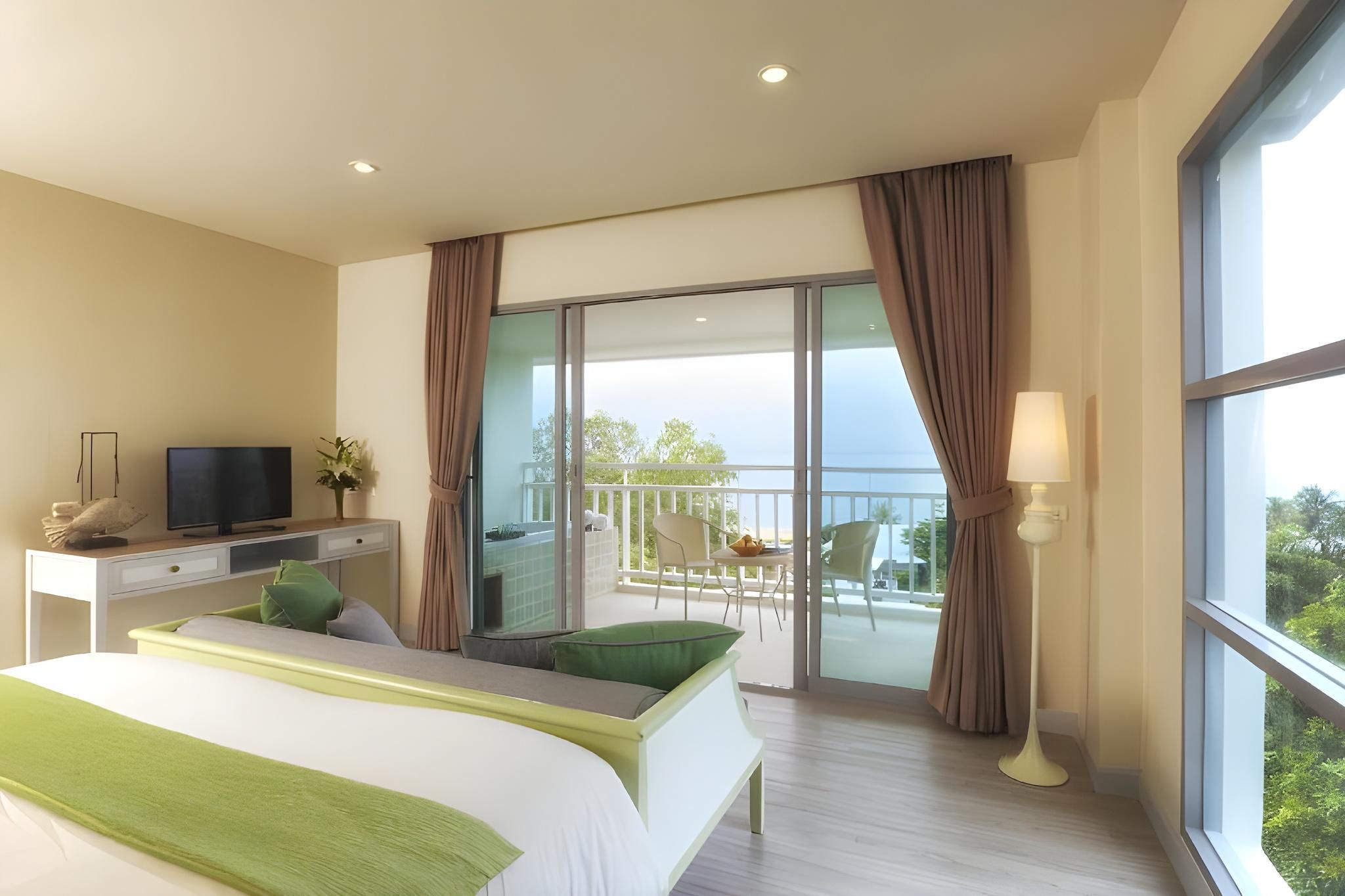 Deluxe Corner Sea View Room