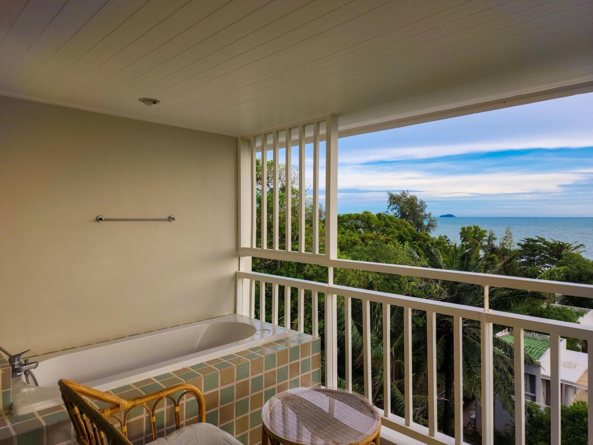 Deluxe Corner Sea View Room