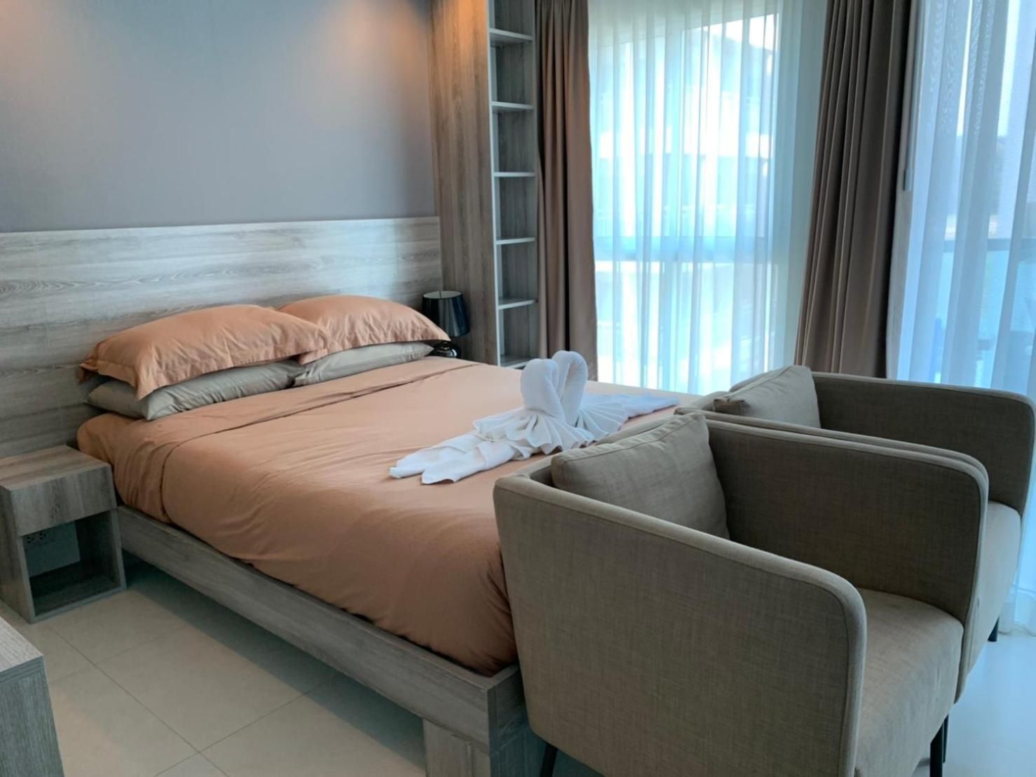 Apartment with Partial Sea View (Queen Bed)