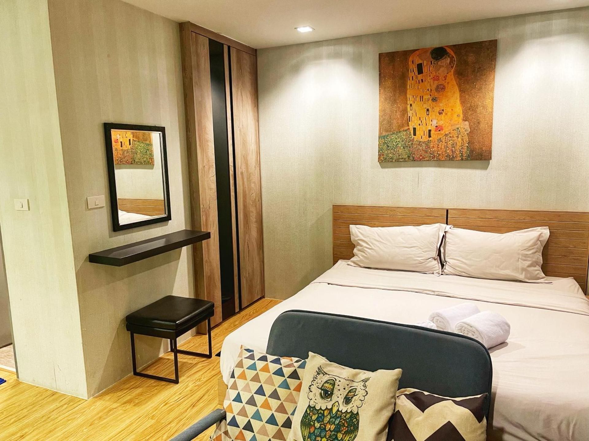 Apartment with Partial Sea View (King Bed)