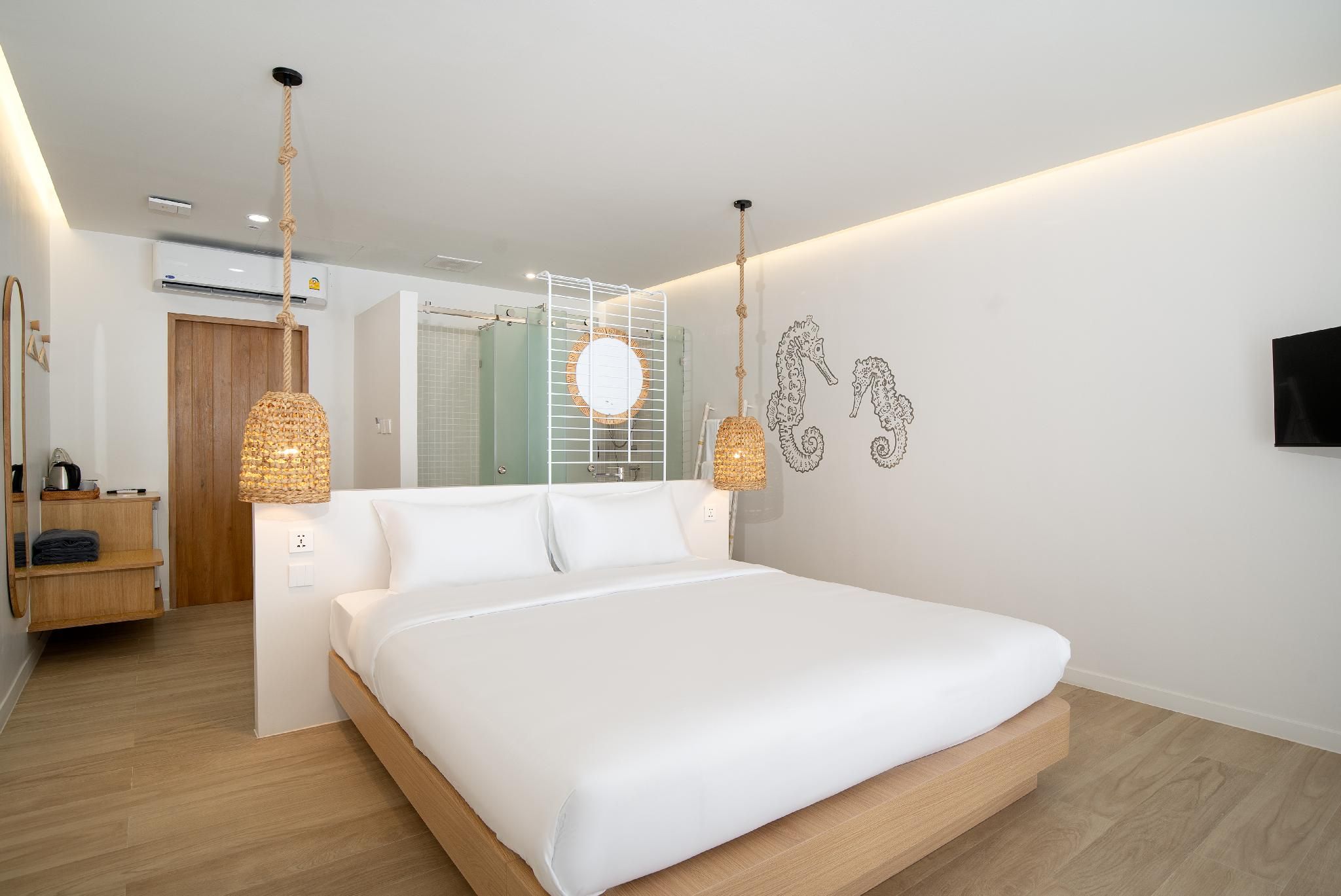 Deluxe with Bathtub
