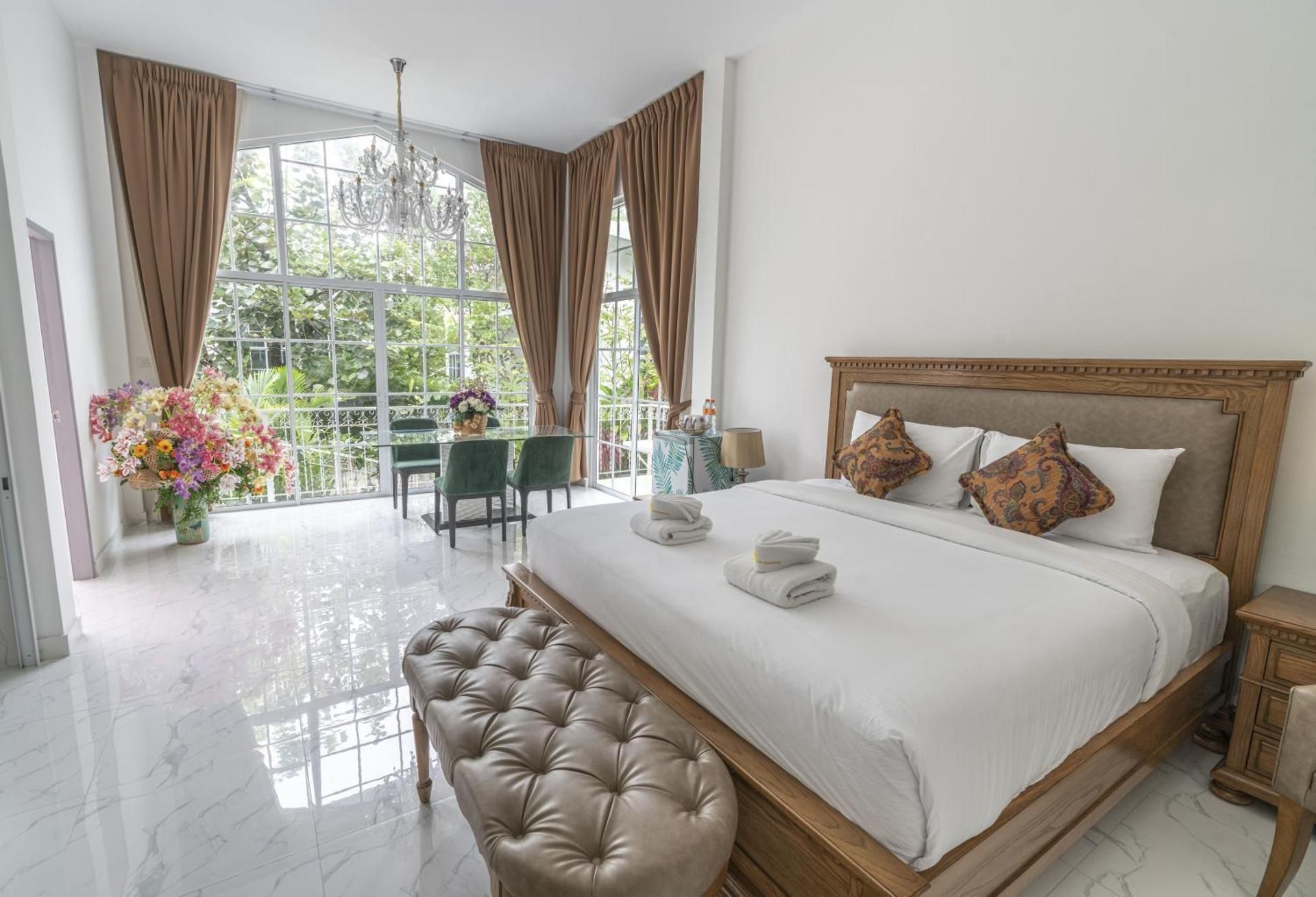 Deluxe Room with Bathtub