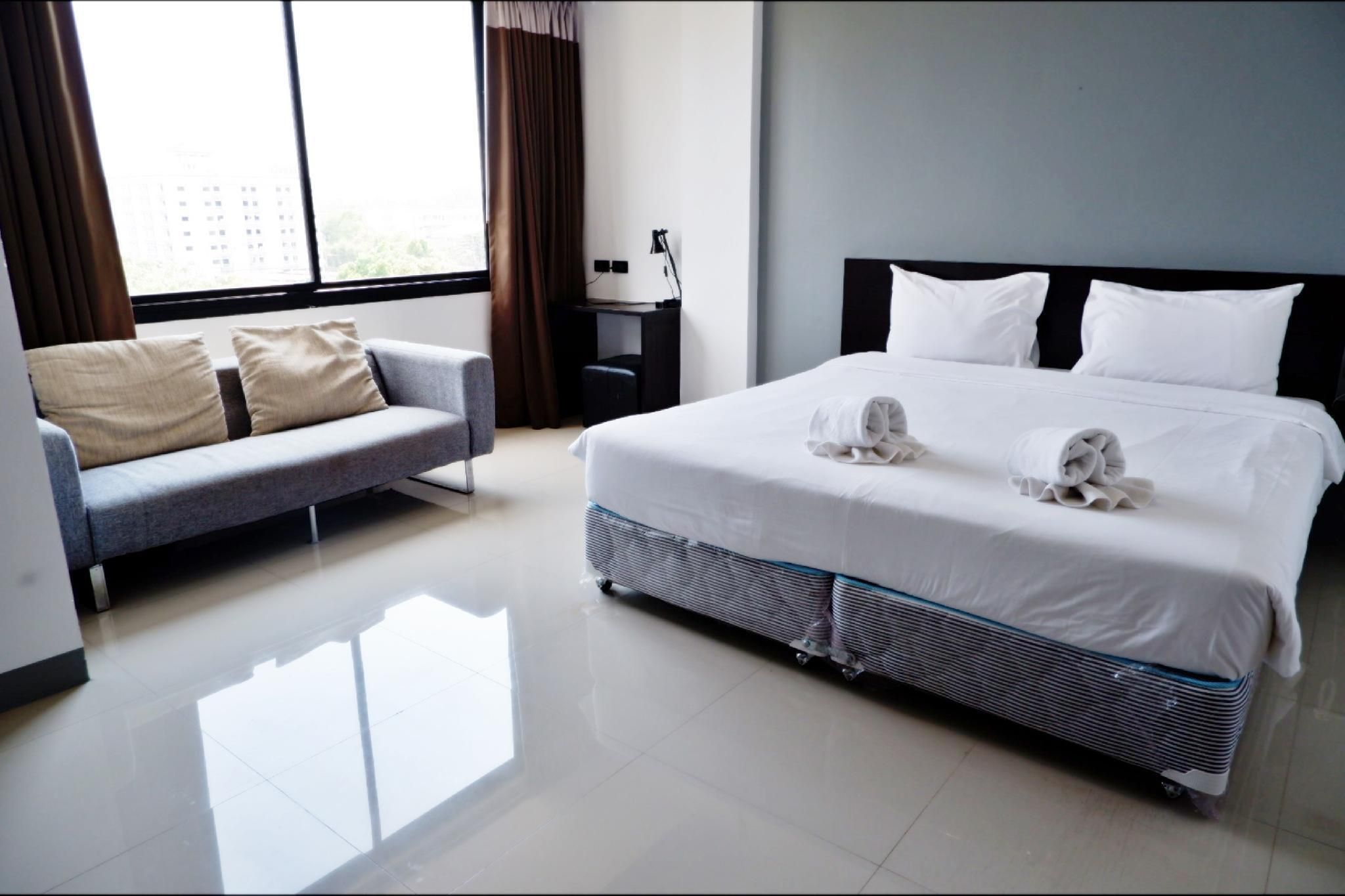 IZEN Budget Hotel & Residences Deluxe Double Room 2