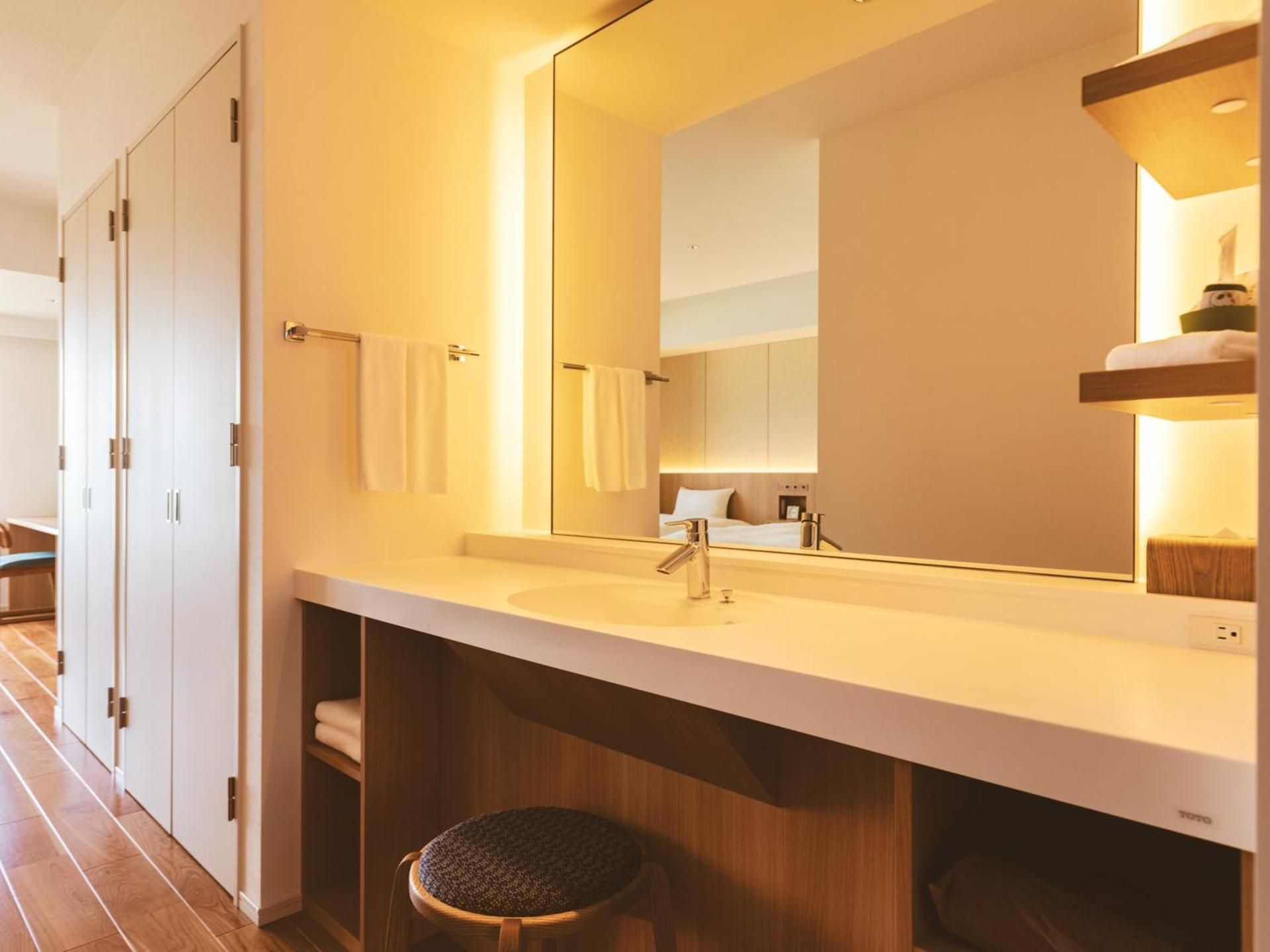 Deluxe Twin Room - Disability Access (with shower and bathtub)