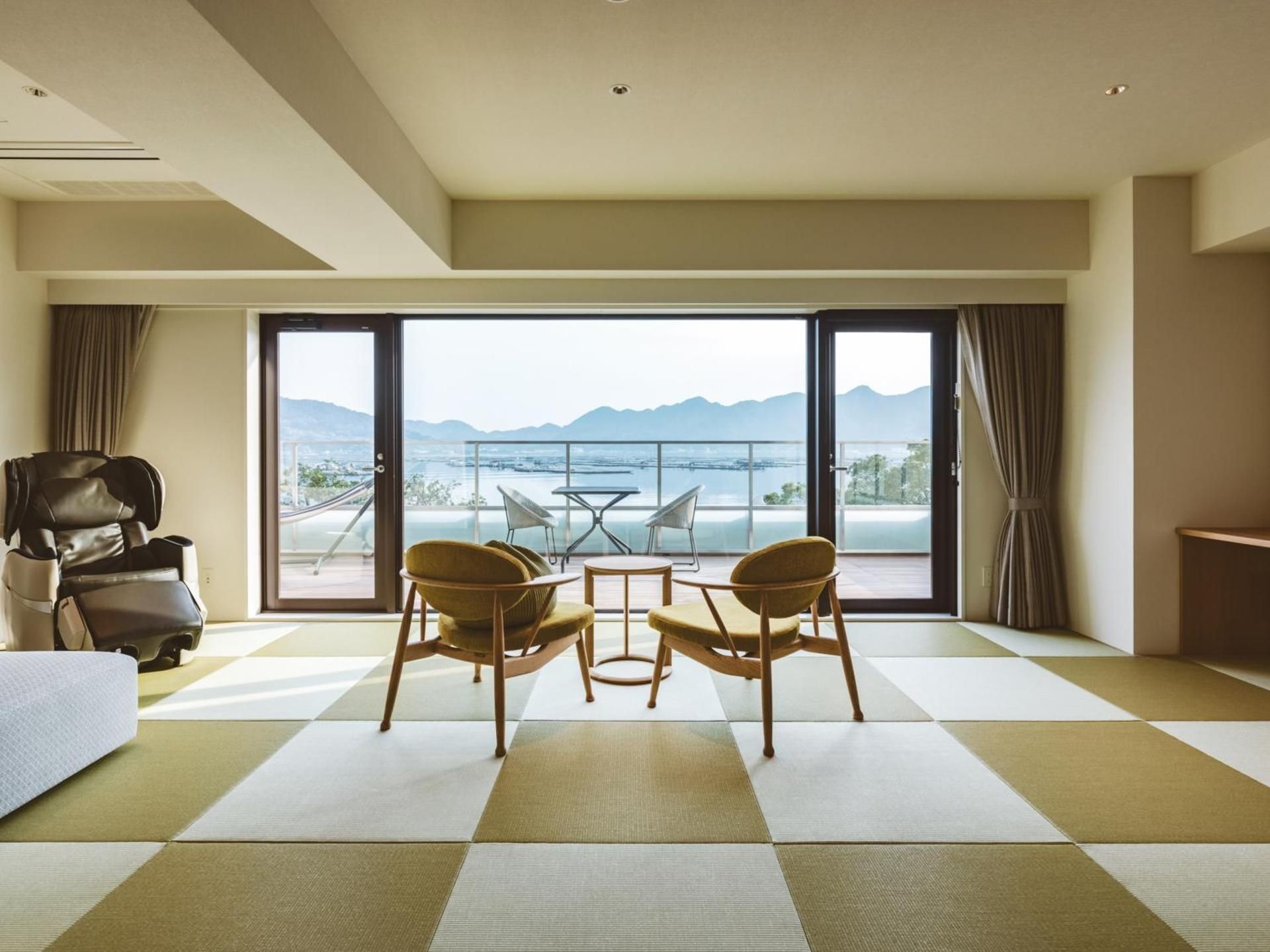 Special Twin Room with Balcony (with shower and bathtub)