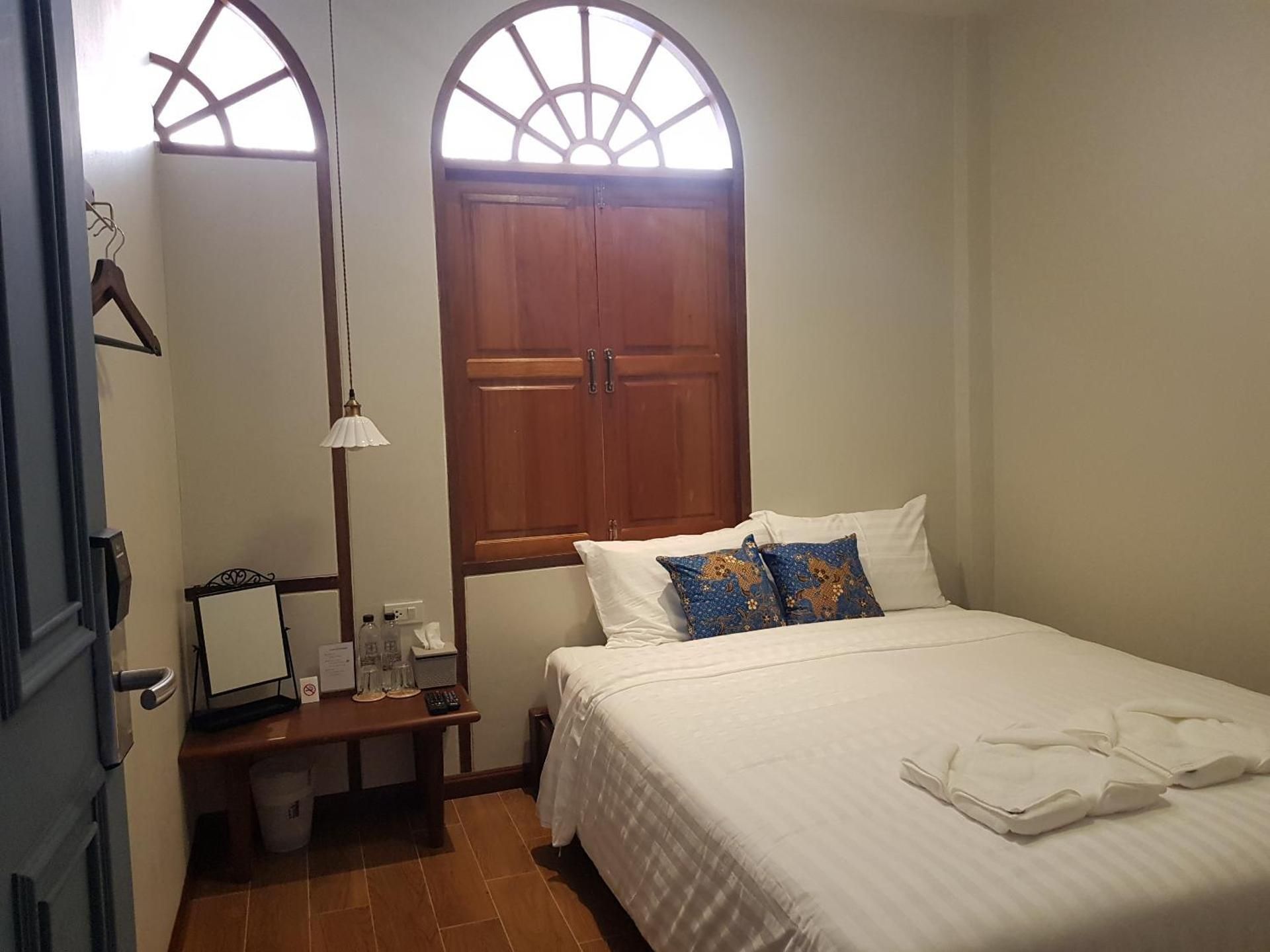Queen Room with Shared Bathroom