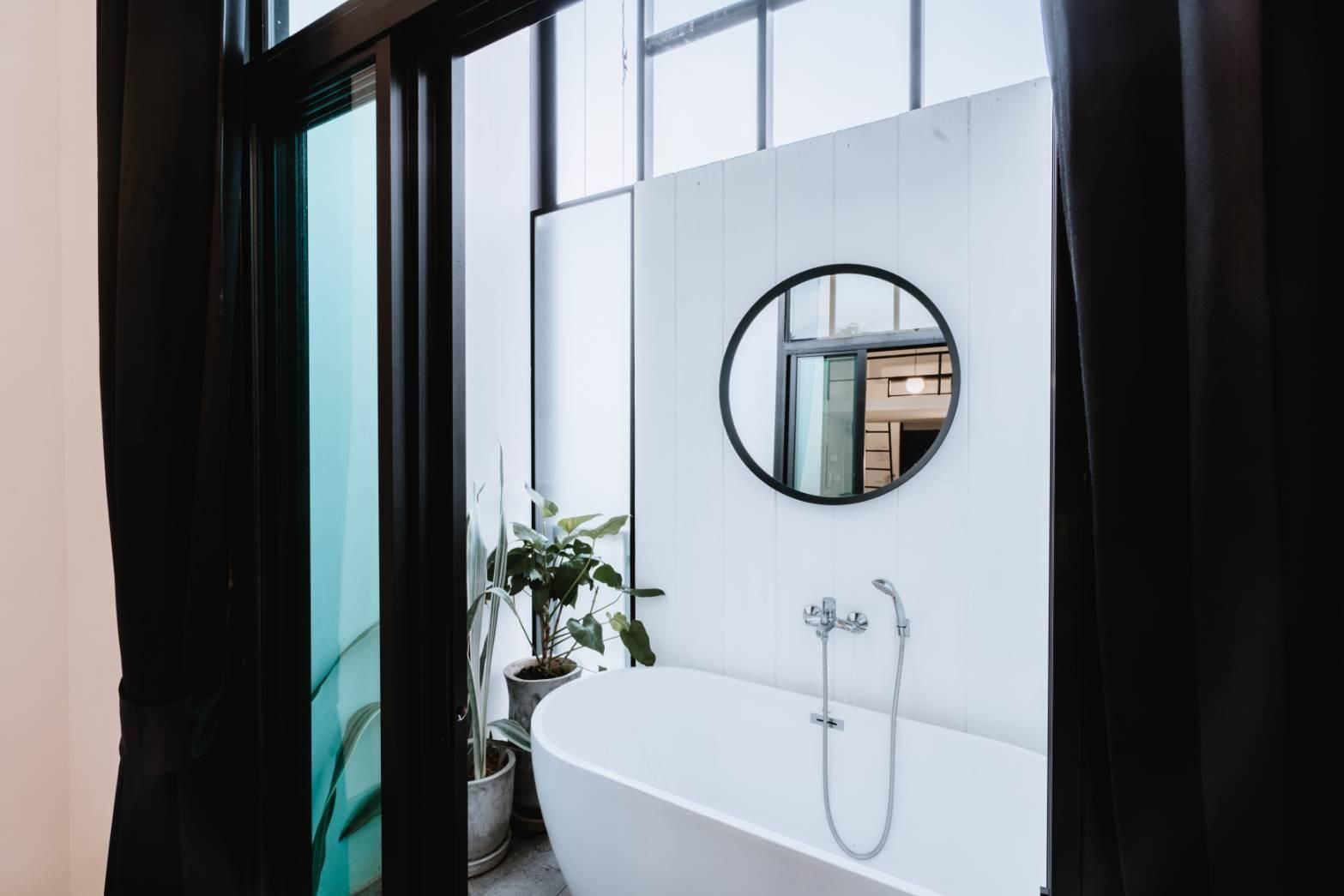 Blu Monkey Hub and Hotel Ranong Deluxe Double with Bathtub 2