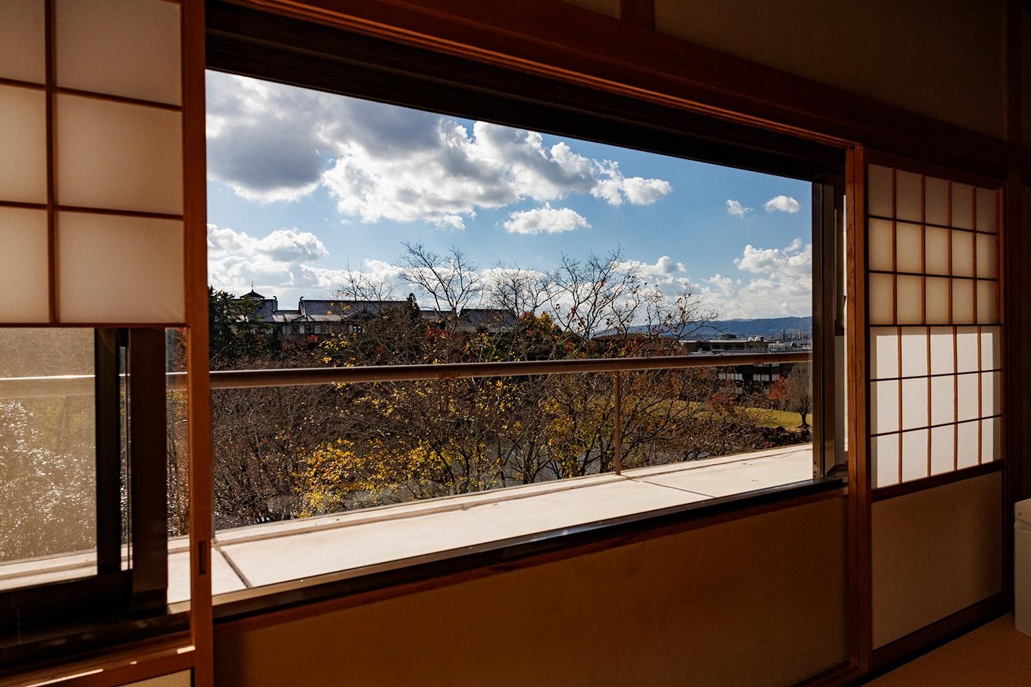 Lake View Loft Room