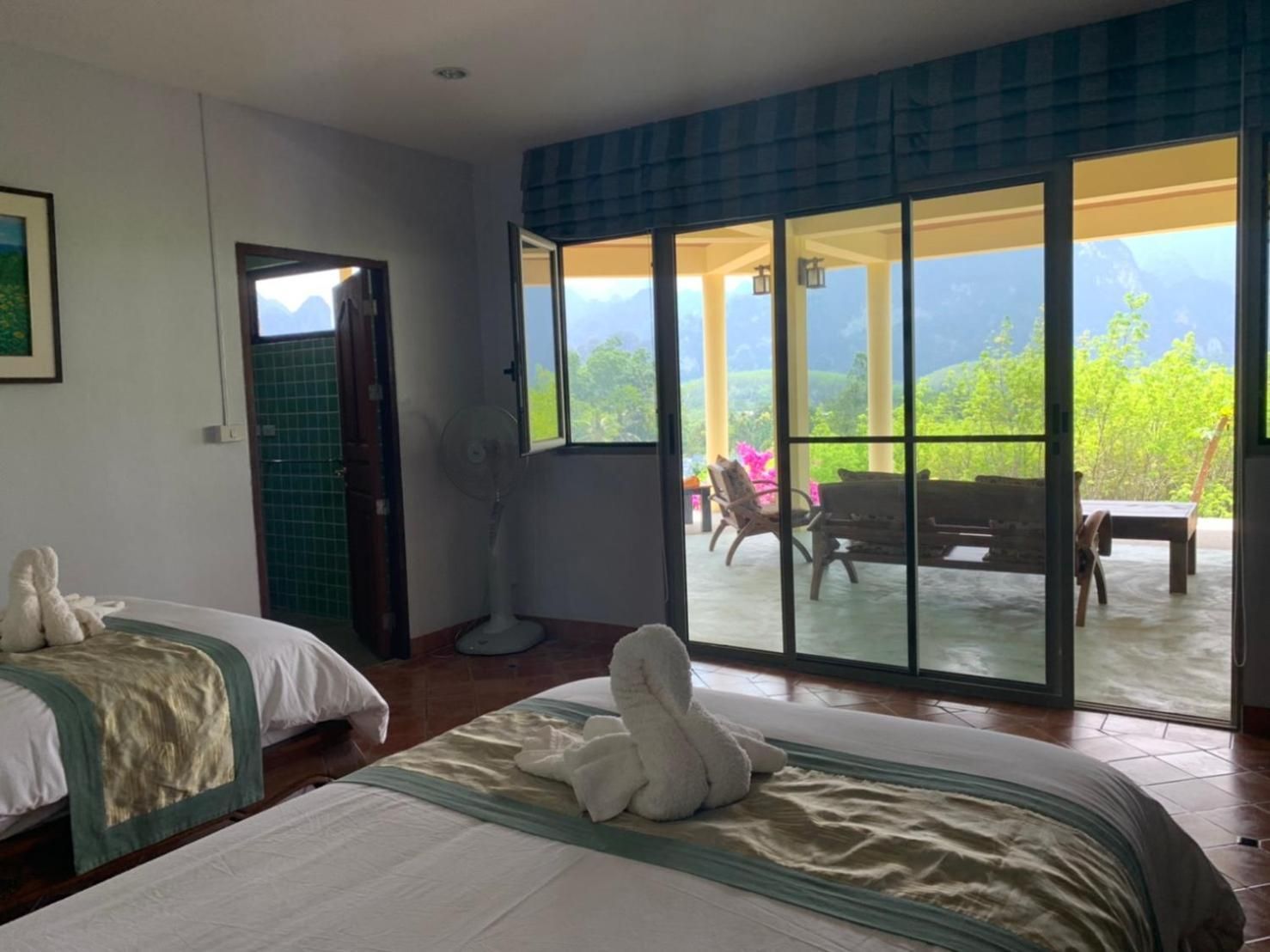 Standard Twin Room with Mountain View