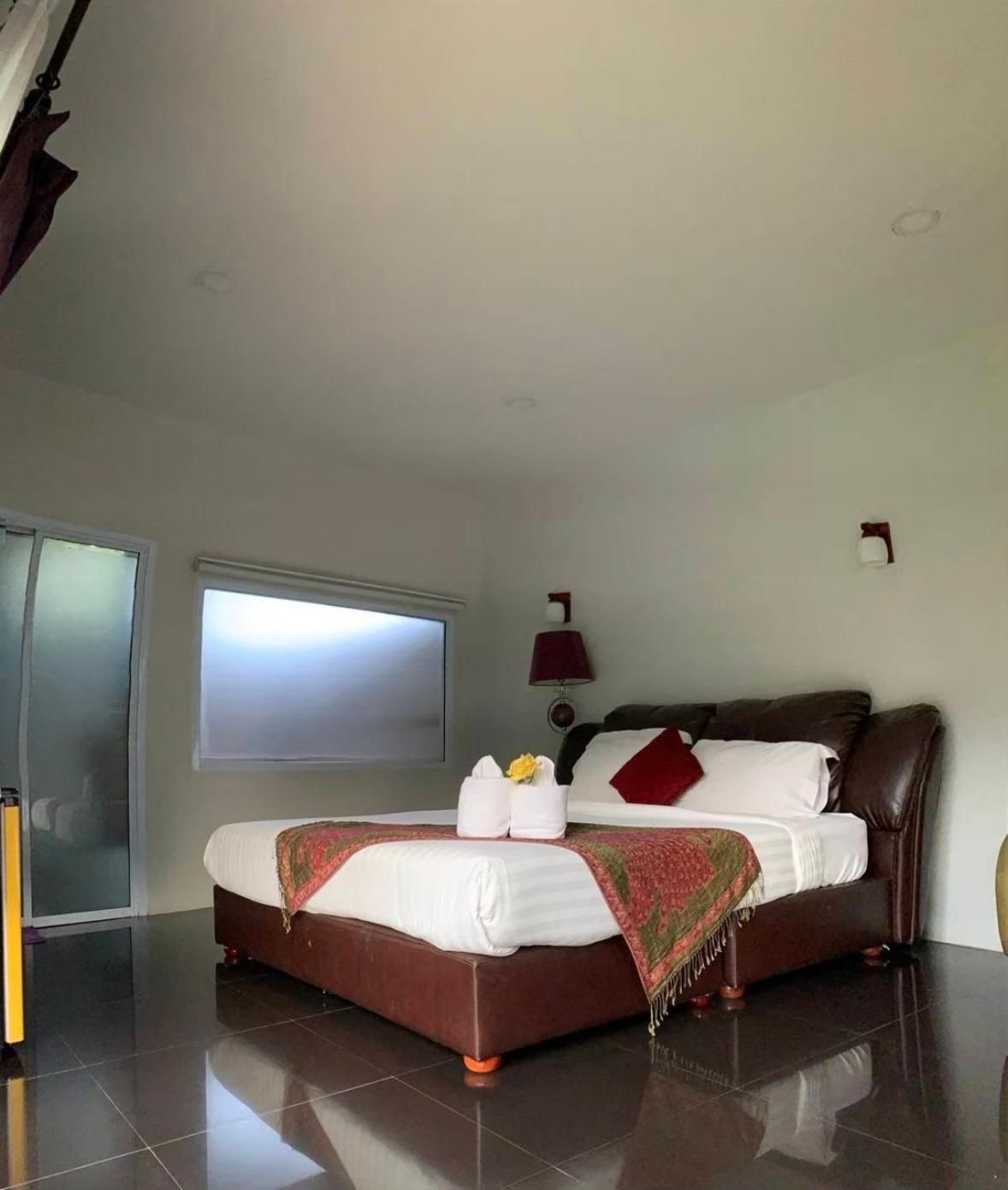 Deluxe with Bathtub