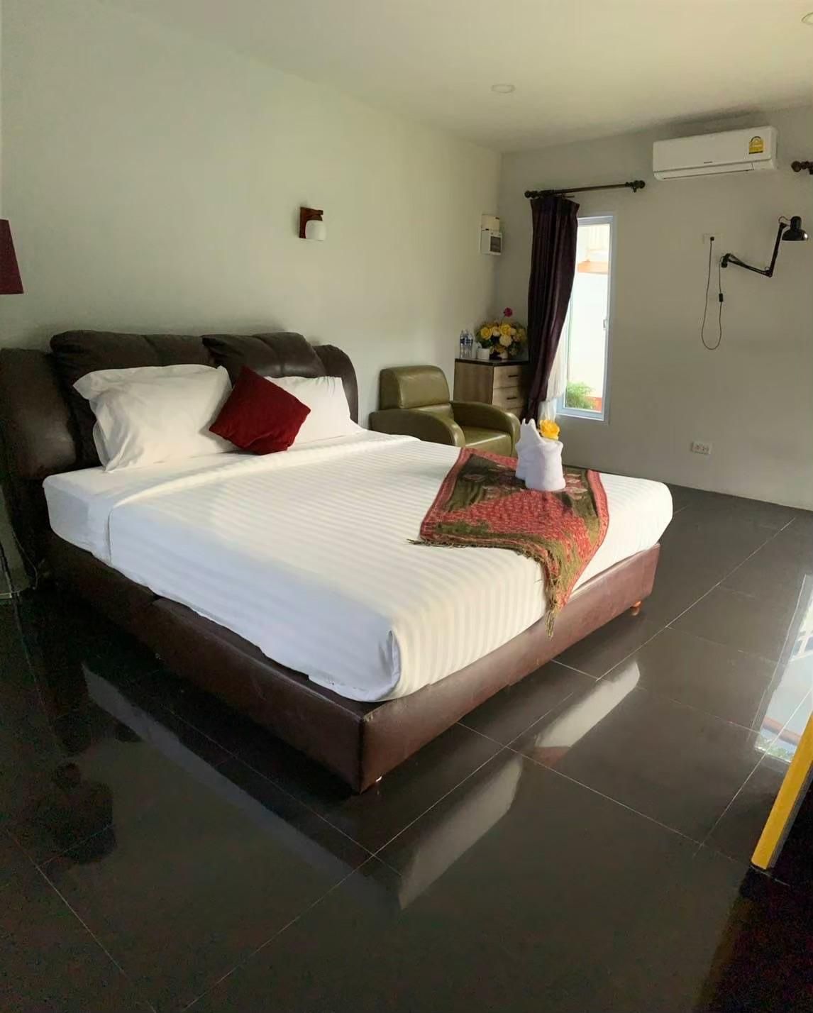 Deluxe with Bathtub