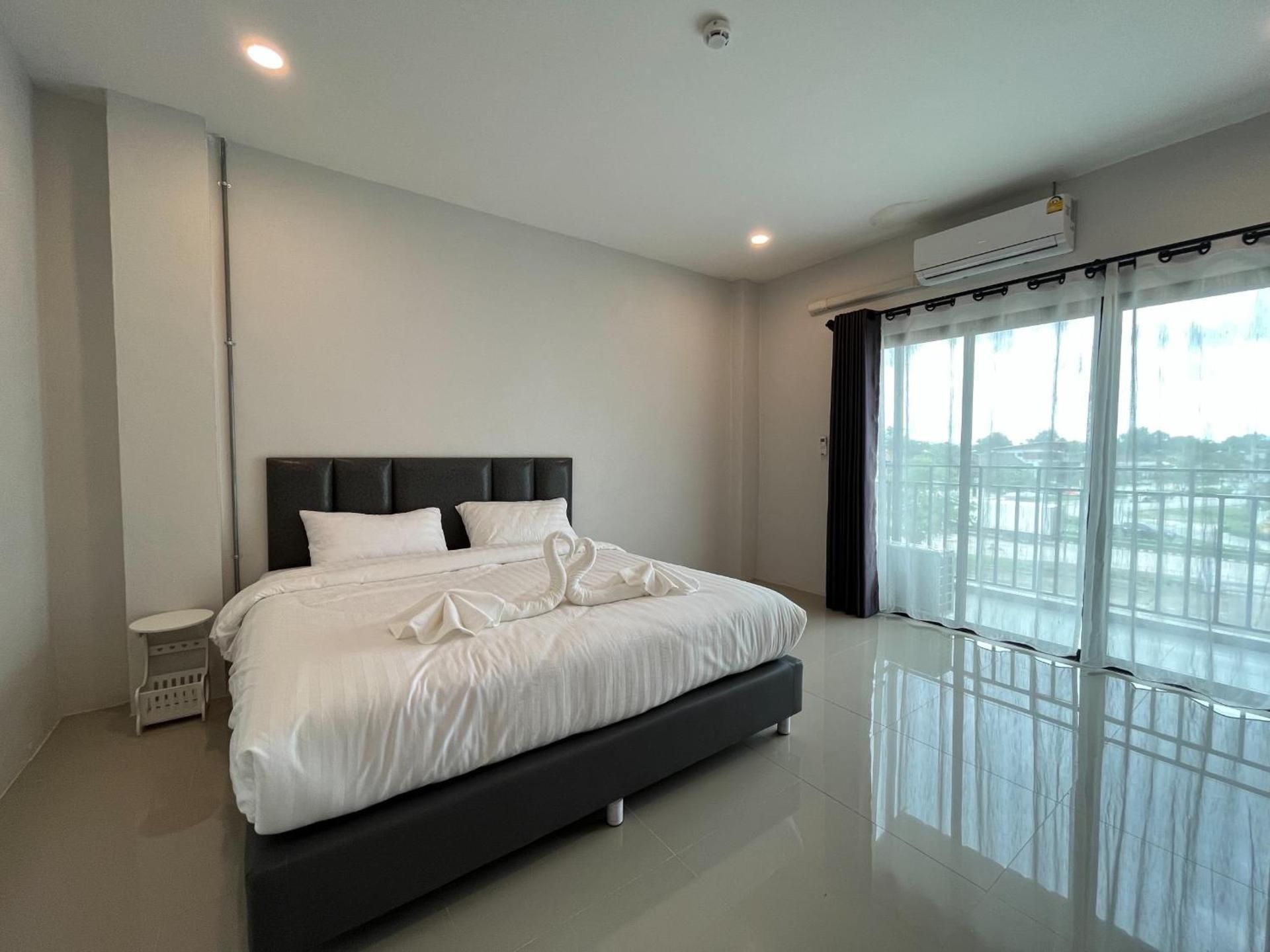 Life Hotel Rongkhun - White Temple Chiangrai King Room with Balcony