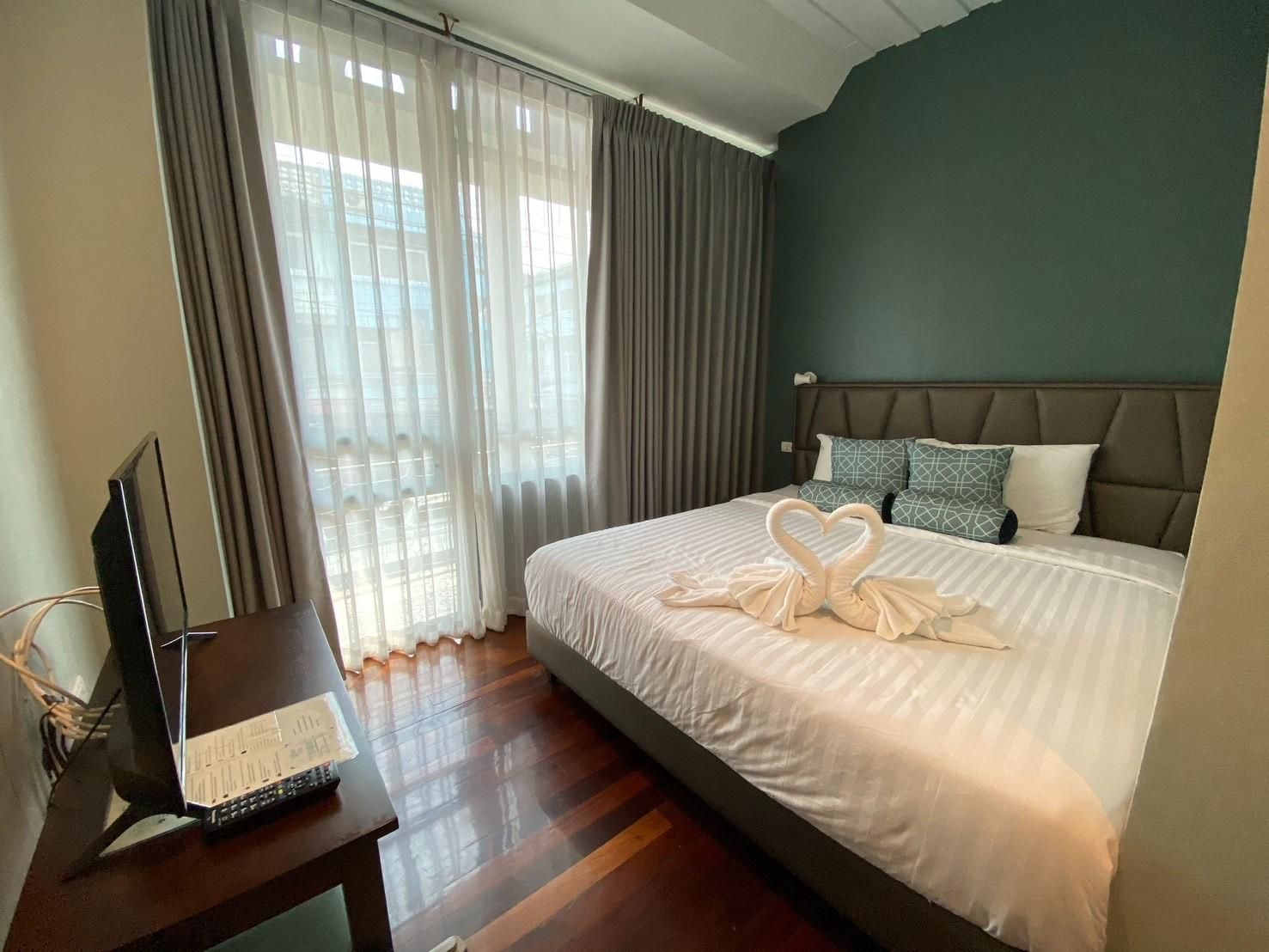 Deluxe - 1 King Bed with Patio View