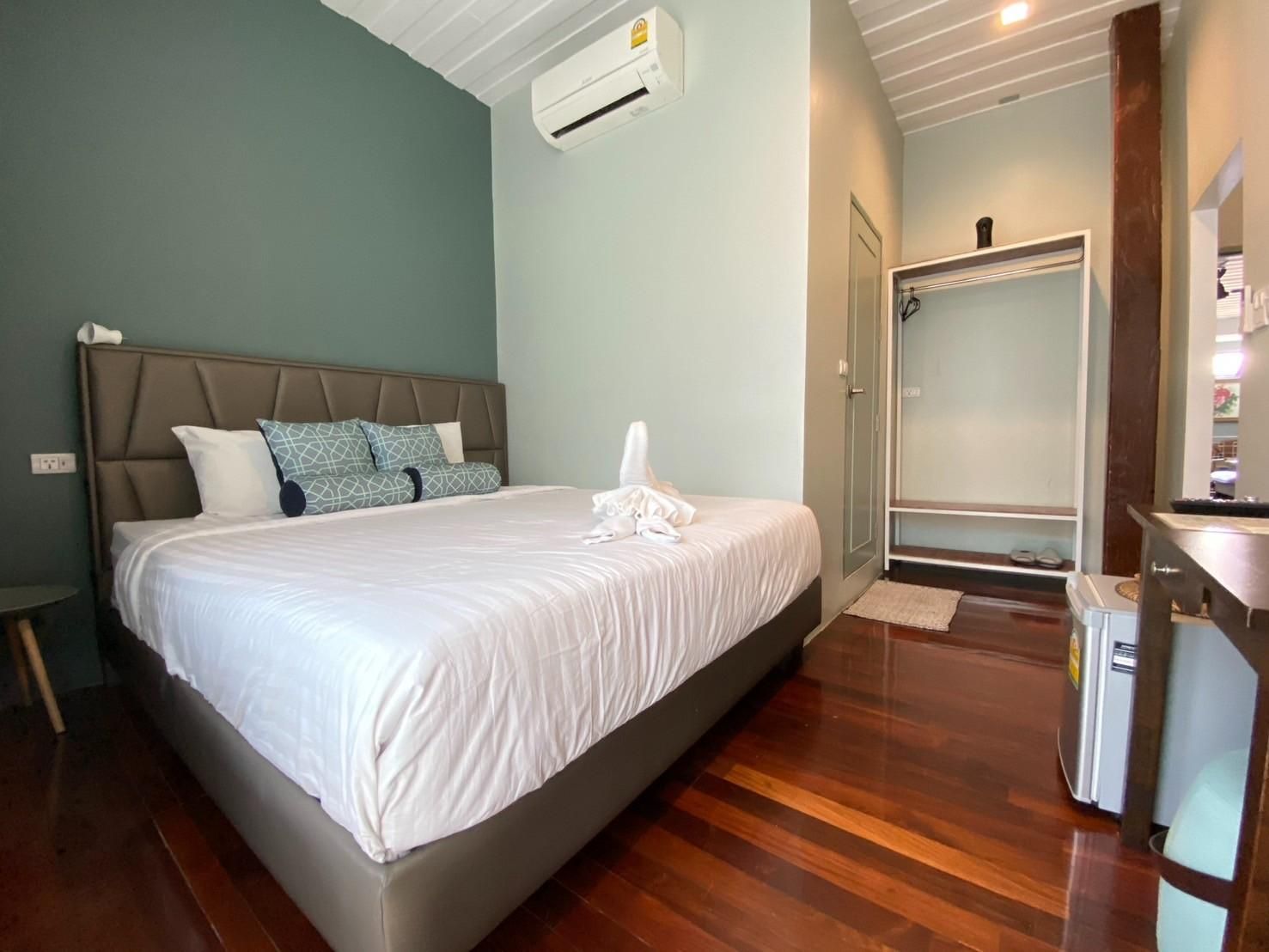 Deluxe - 1 King Bed with Patio View