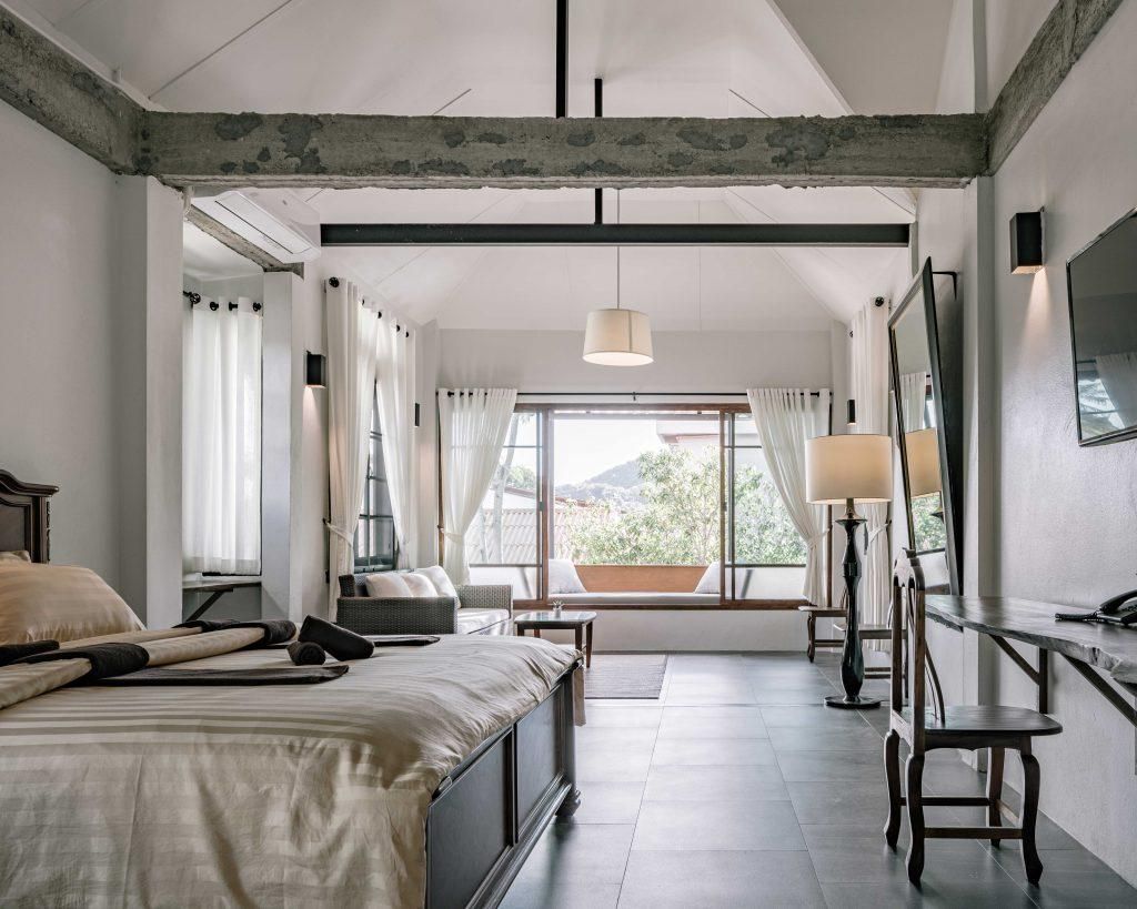Suite with Bathtub