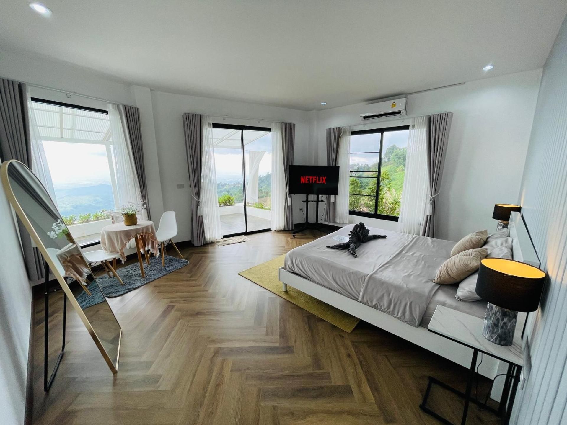 Suite with Hot Tub