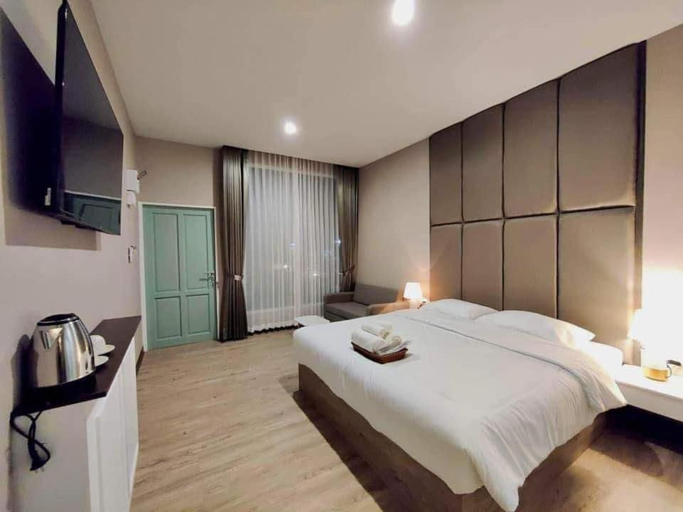 Queen Room with Garden View